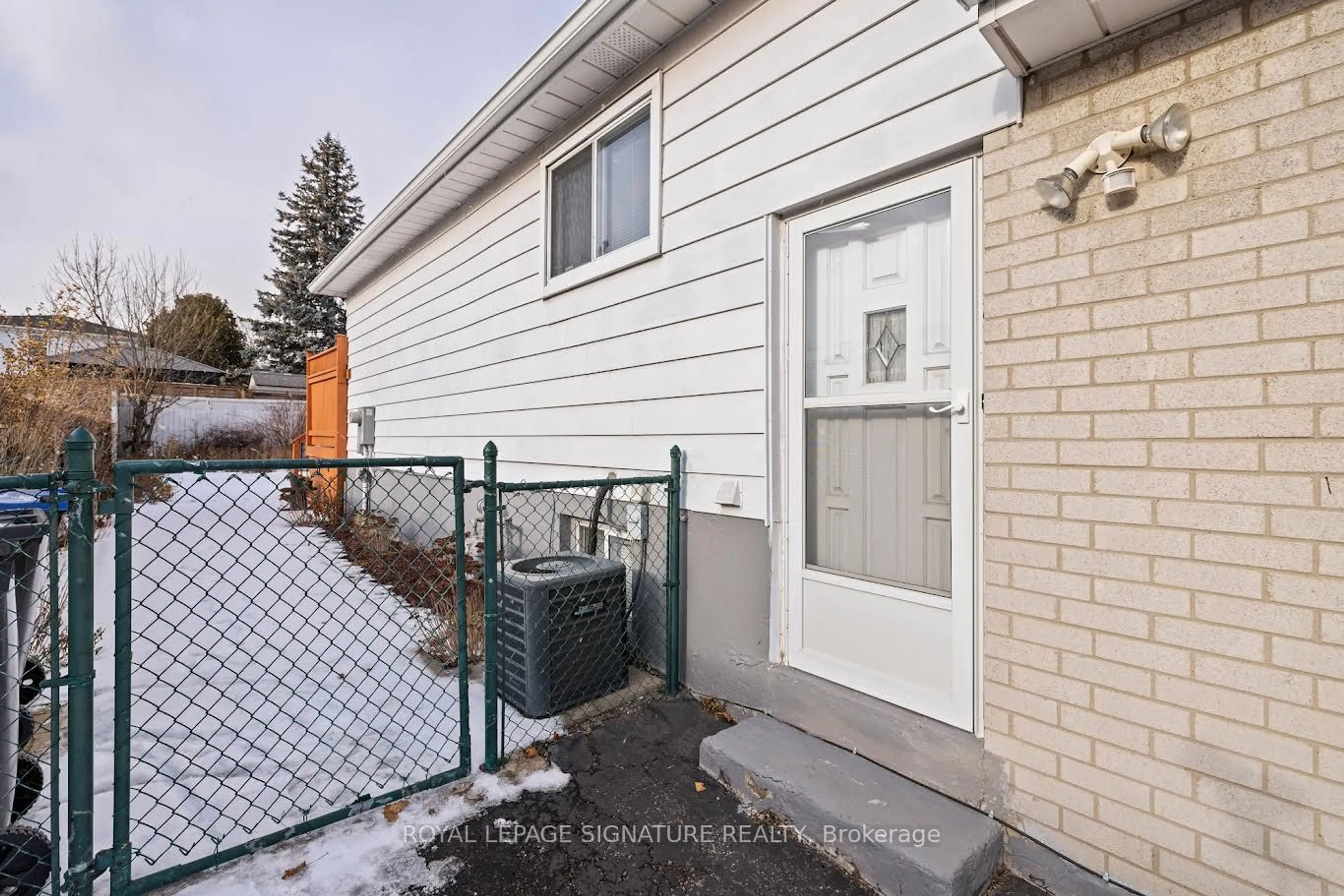 Patio, street for 2593 Widemarr Rd, Mississauga Ontario L5J 1M4