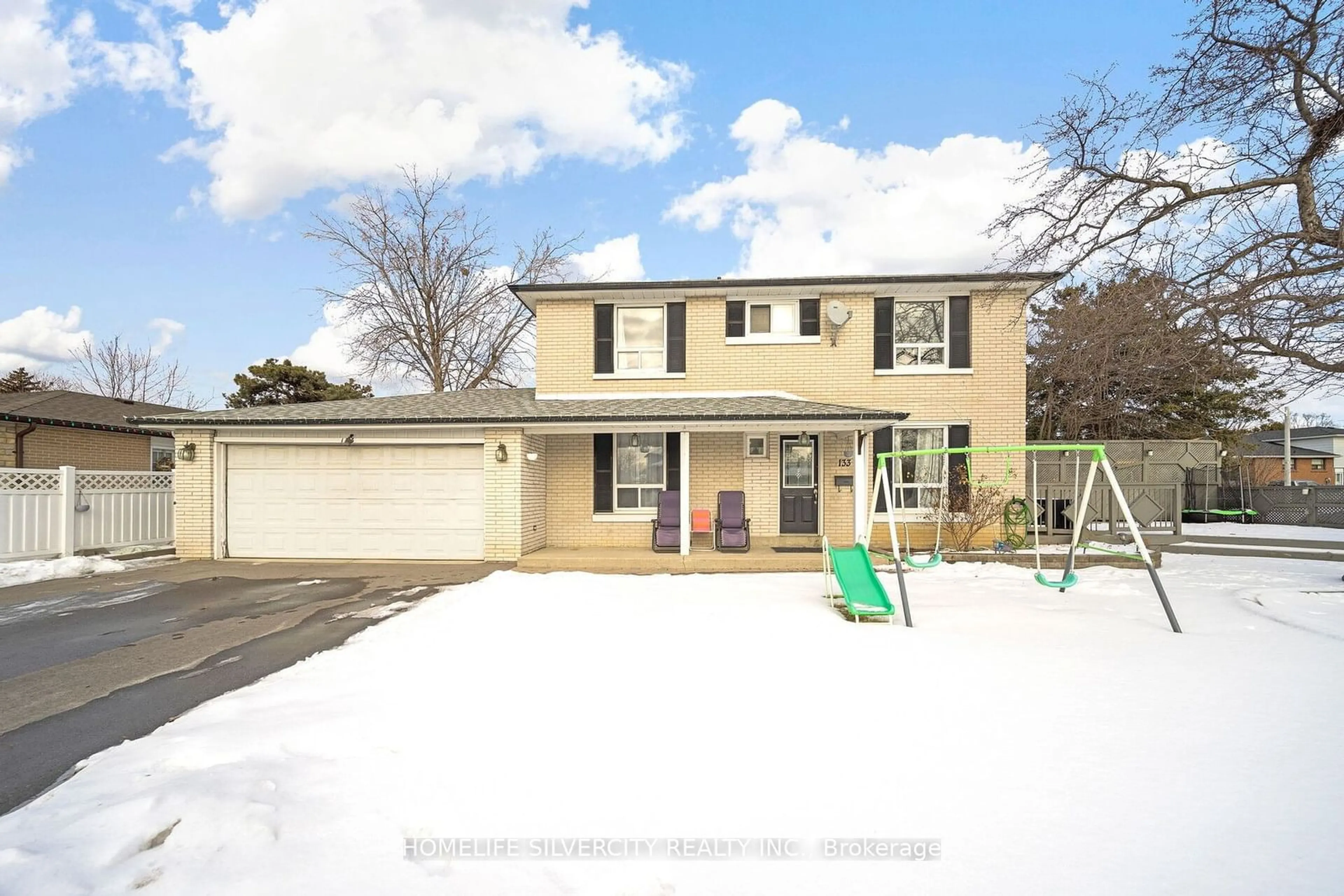 A pic from outside/outdoor area/front of a property/back of a property/a pic from drone, street for 133 Earnscliffe Circ, Brampton Ontario L6T 2B6