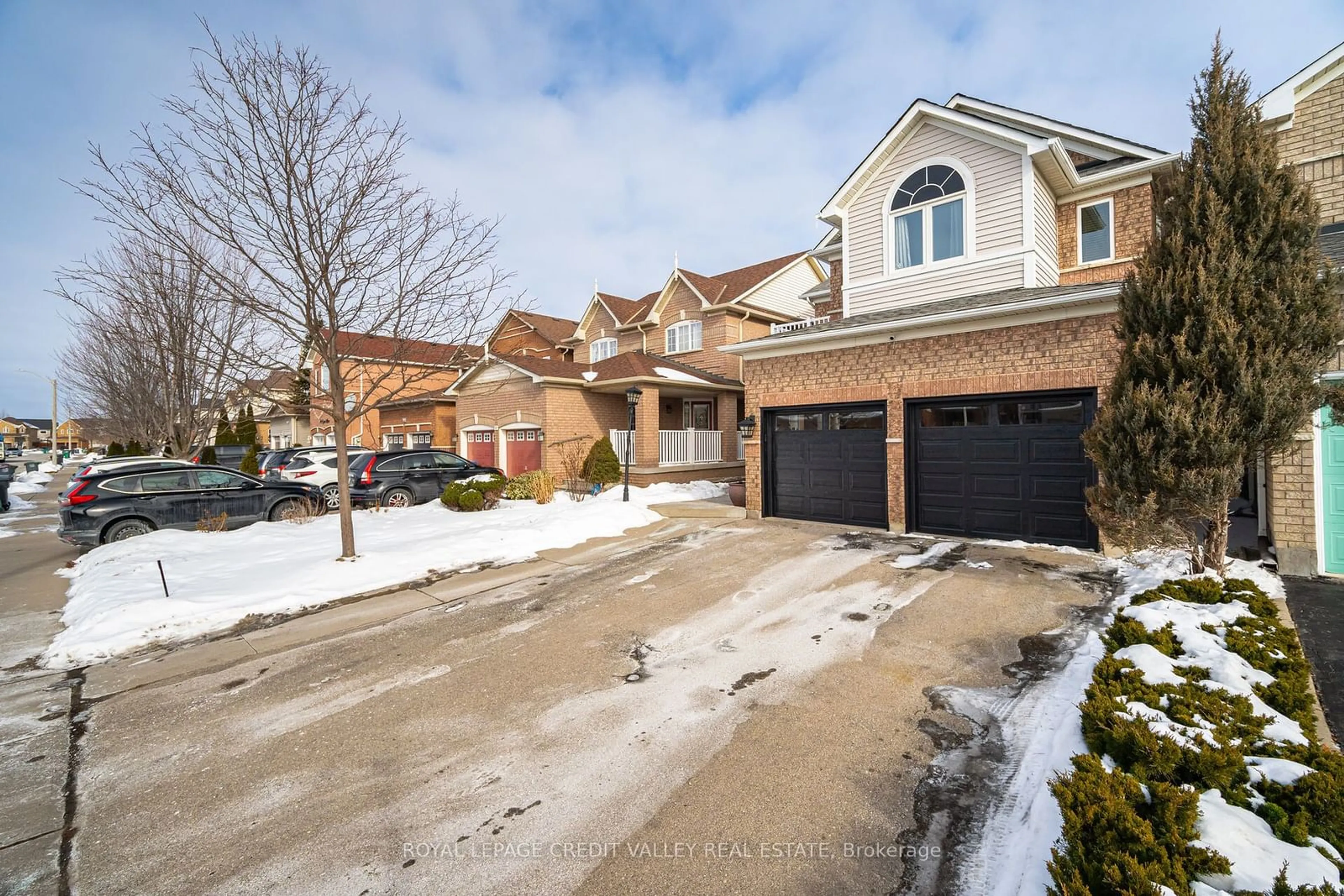 A pic from outside/outdoor area/front of a property/back of a property/a pic from drone, street for 13 Legend Lane, Brampton Ontario L6X 5B5