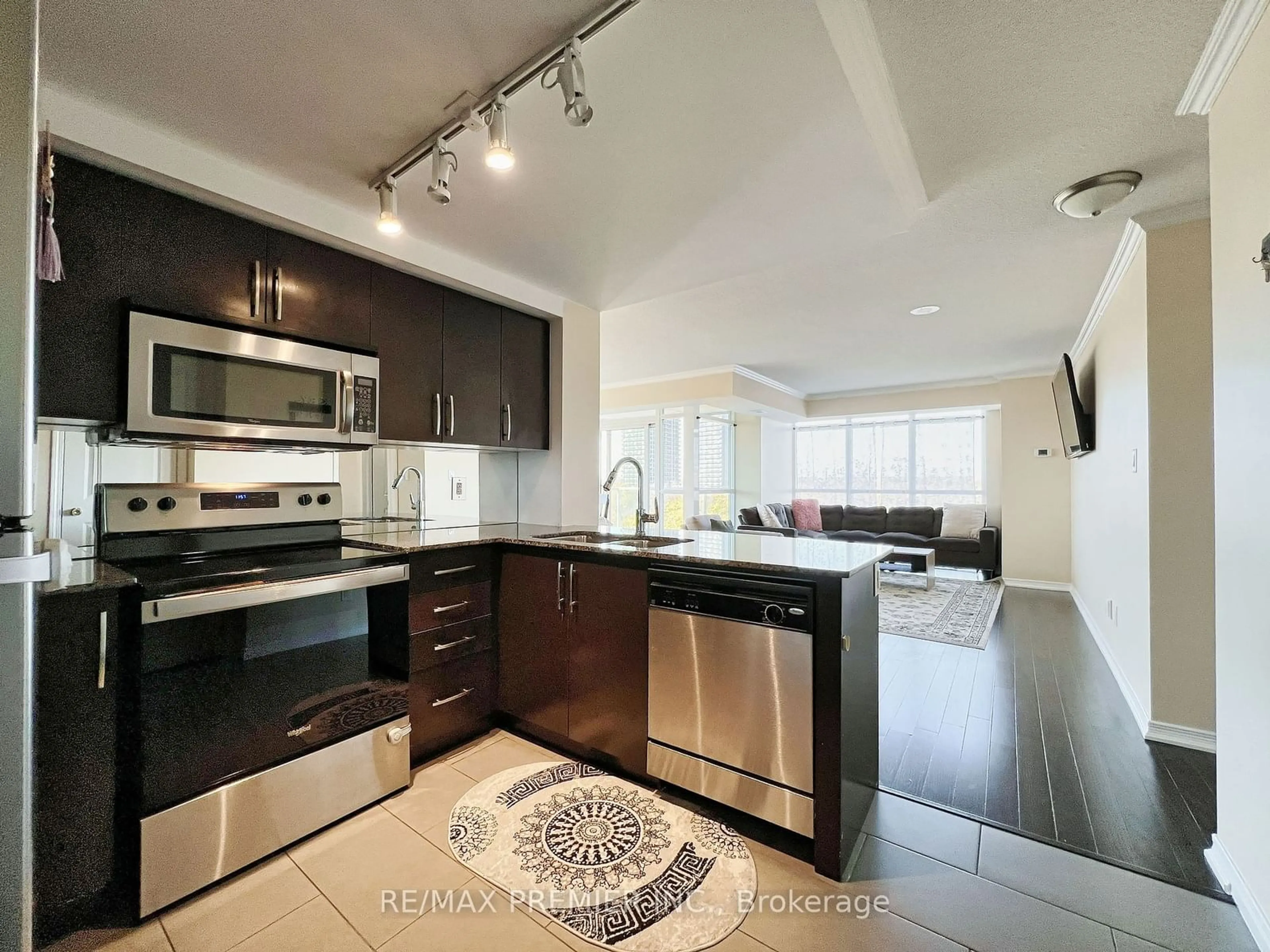 Open concept kitchen, ceramic/tile floor for 9 George St #811, Brampton Ontario L6X 0T6