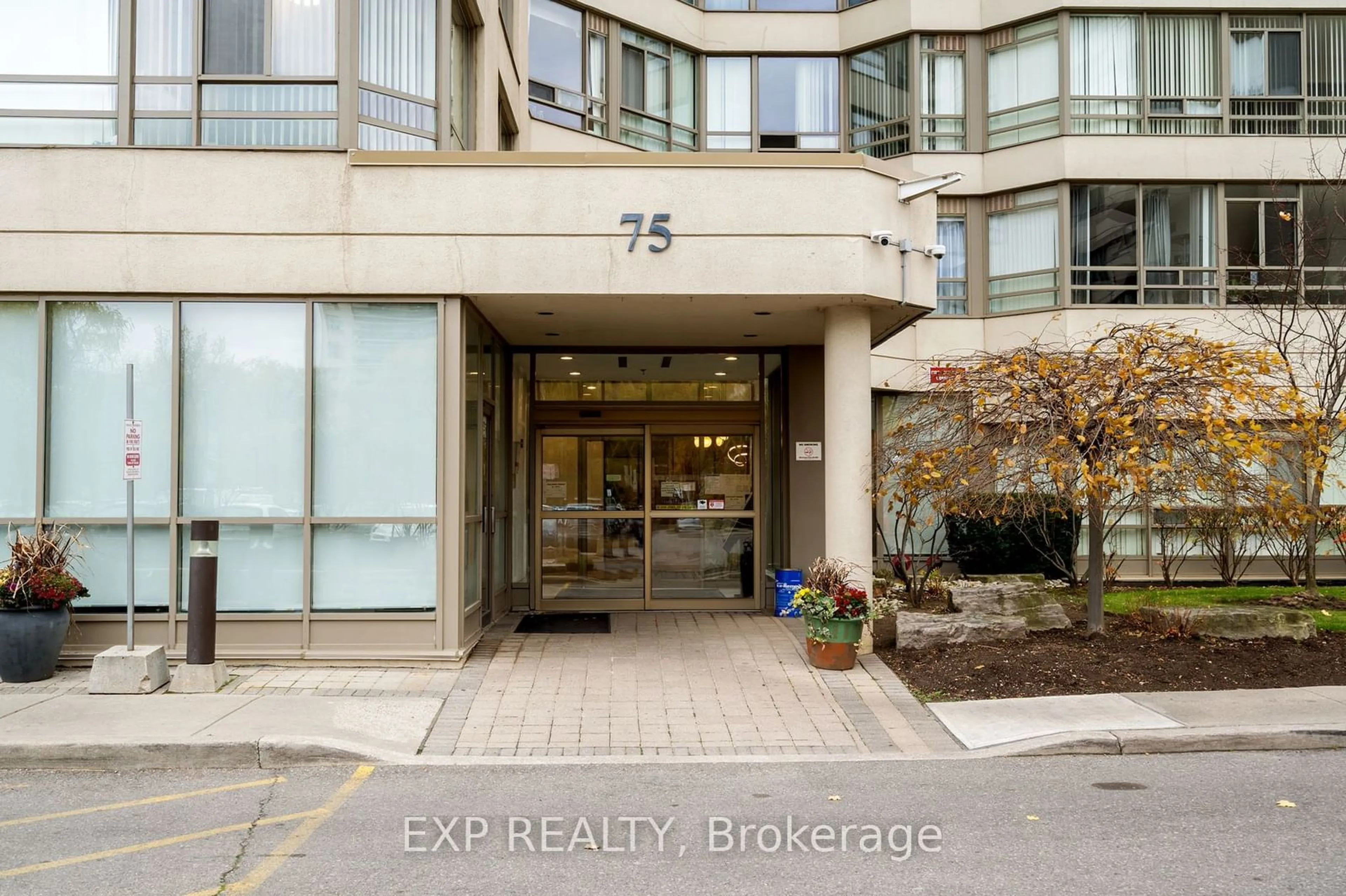 Indoor entryway for 75 King St #706, Mississauga Ontario L5A 4G5