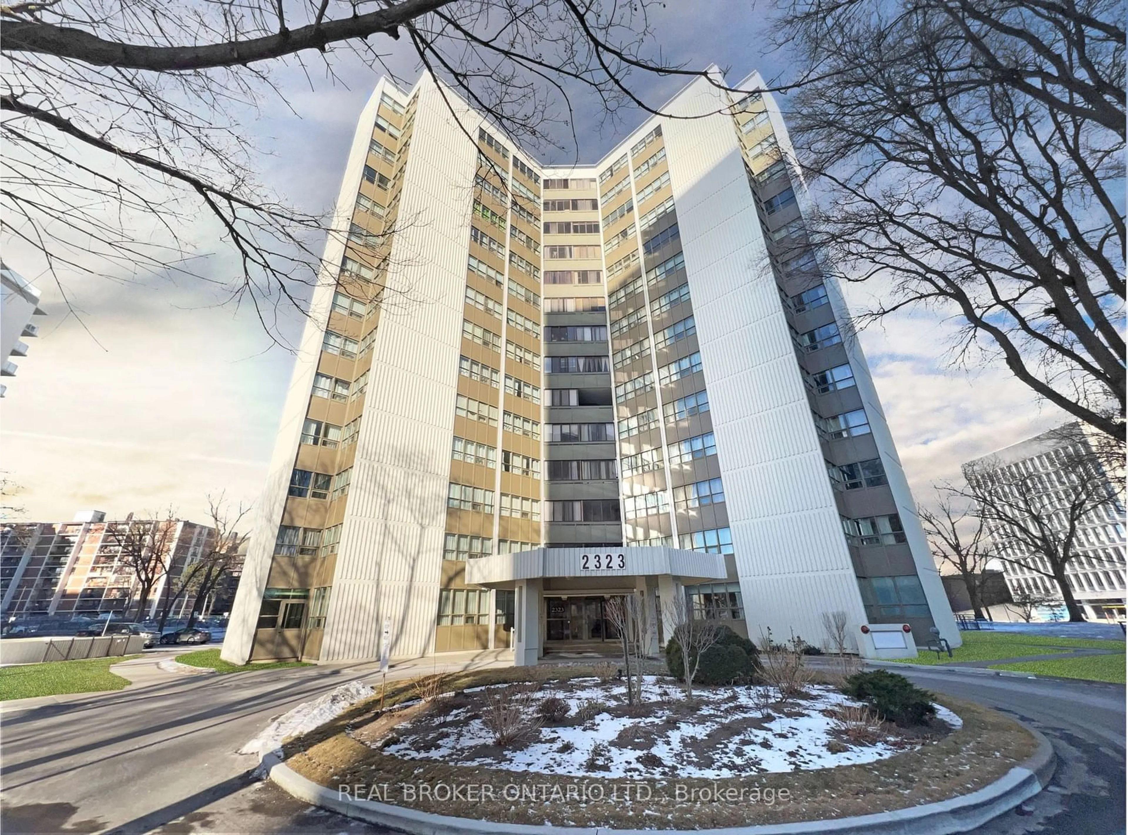 Indoor foyer for 2323 Confederation Pkwy #206, Mississauga Ontario L5B 1R6