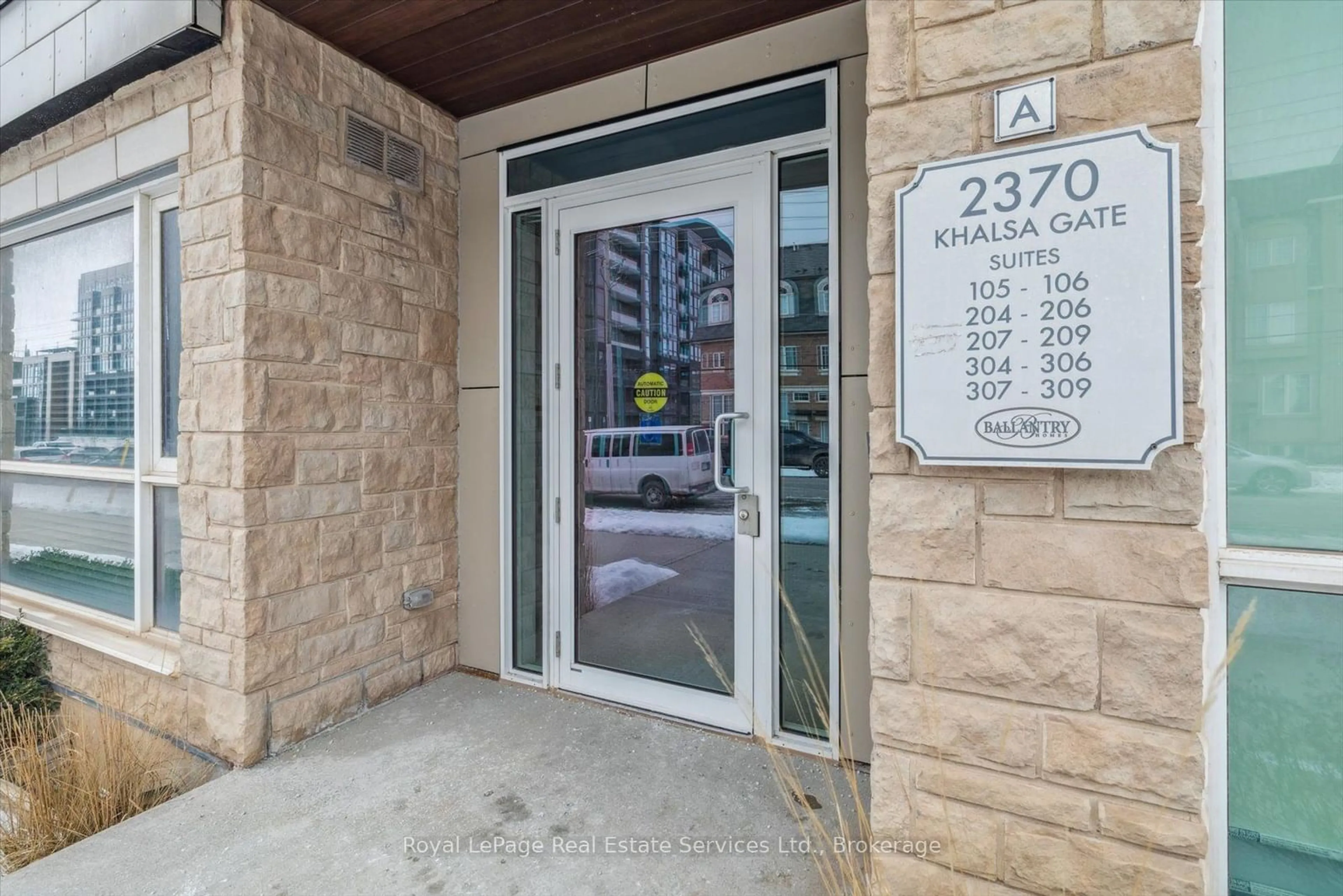 Indoor foyer for 2370 Khalsa Gate #207, Oakville Ontario L6M 1P5