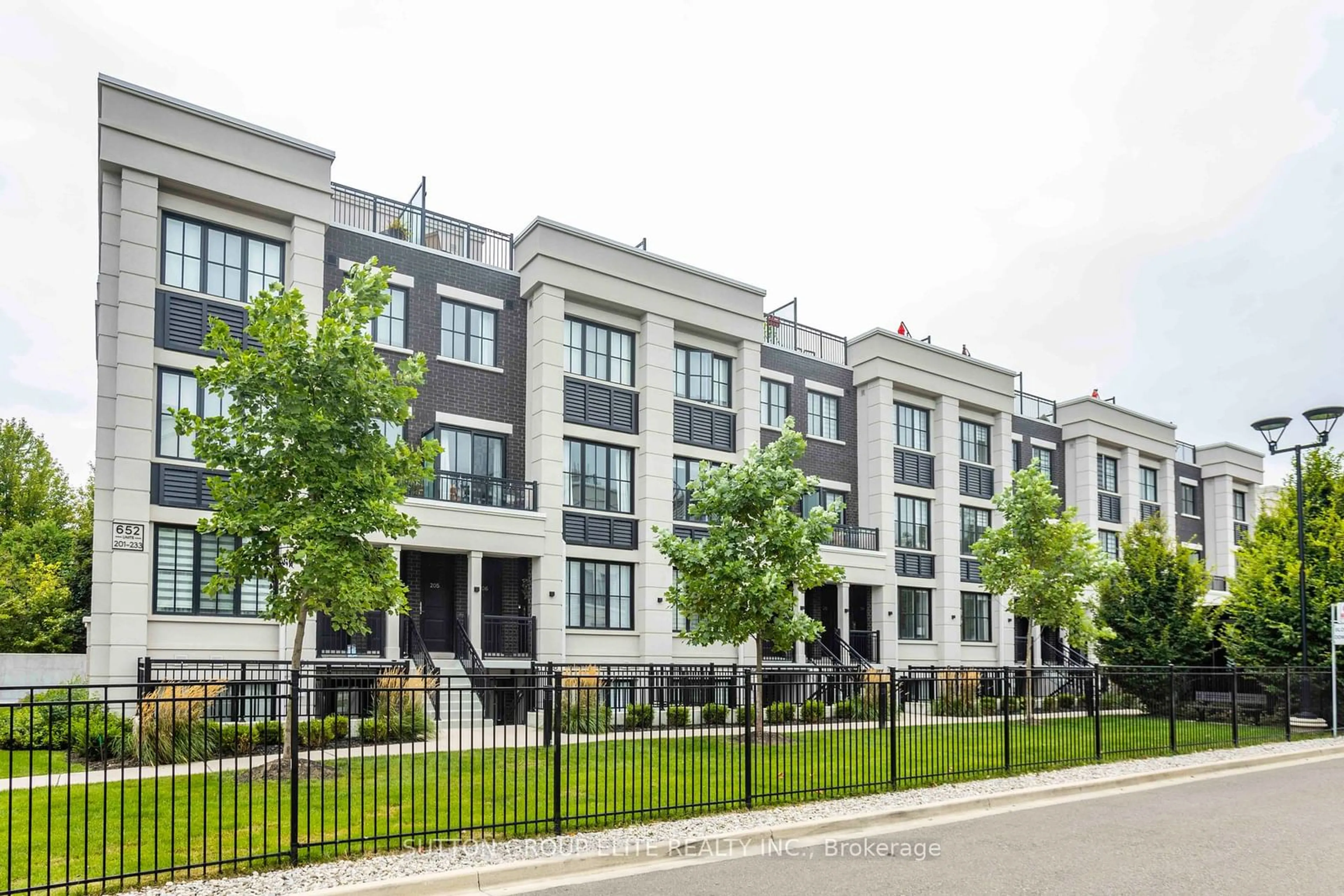 Patio, street for 652 Cricklewood Dr #220, Mississauga Ontario L5G 0B7