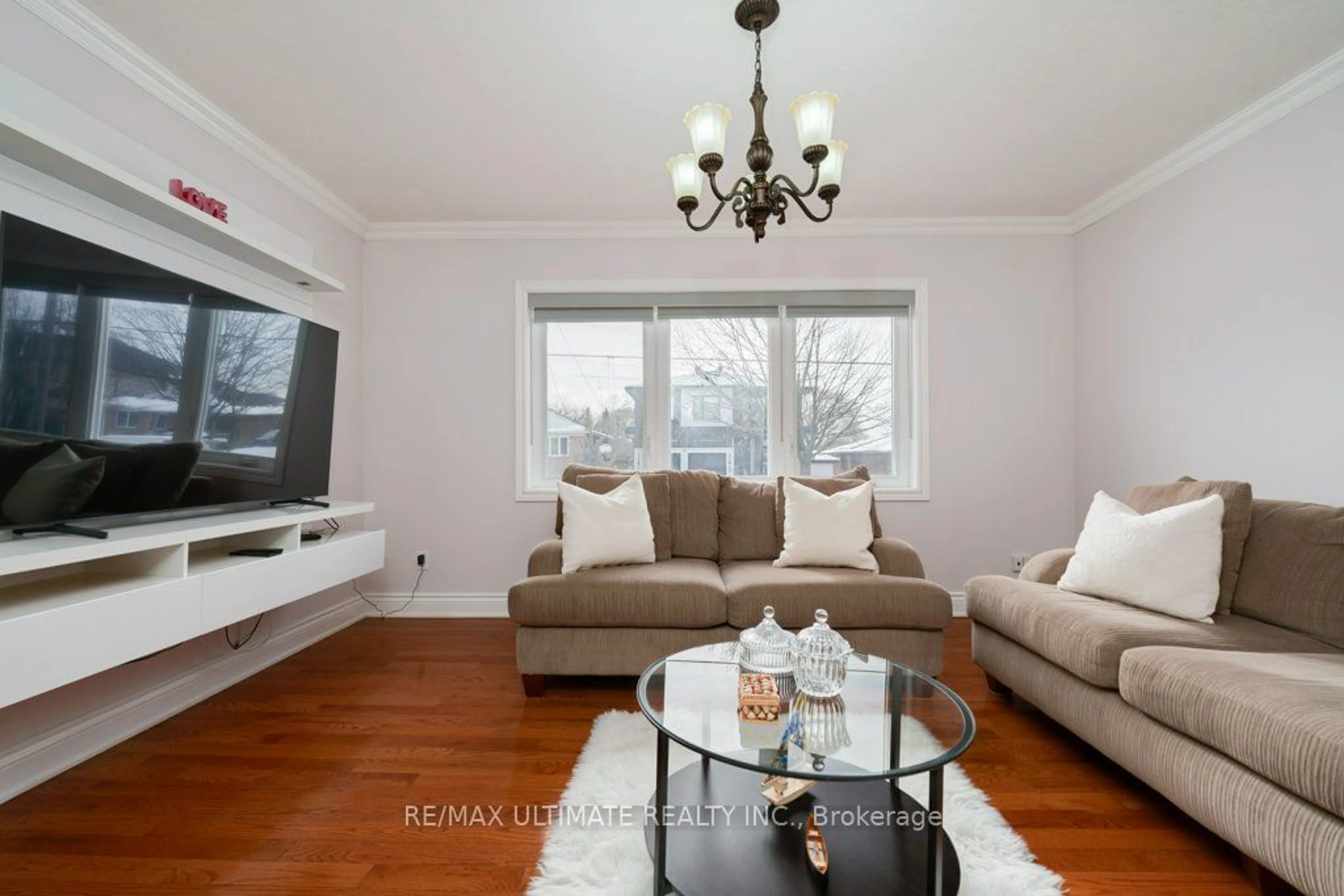 Living room with furniture, wood/laminate floor for 20 Grovedale Ave, Toronto Ontario M6L 1Y6