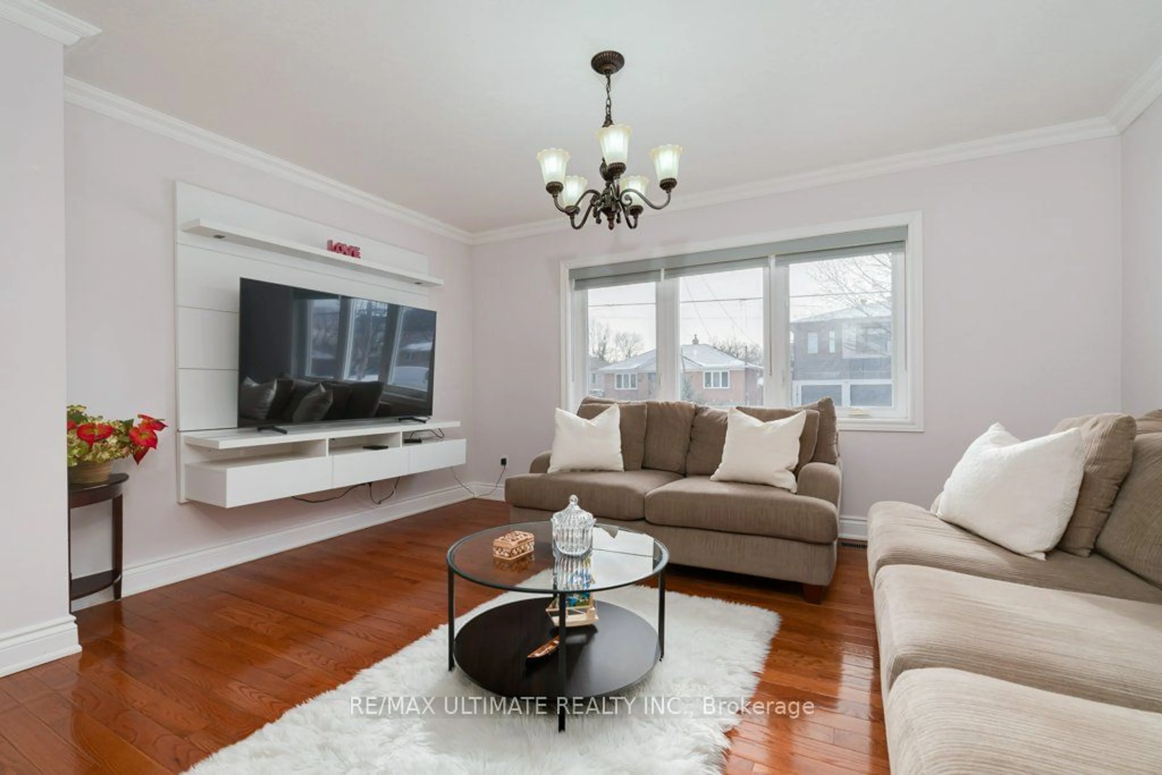 Living room with furniture, wood/laminate floor for 20 Grovedale Ave, Toronto Ontario M6L 1Y6