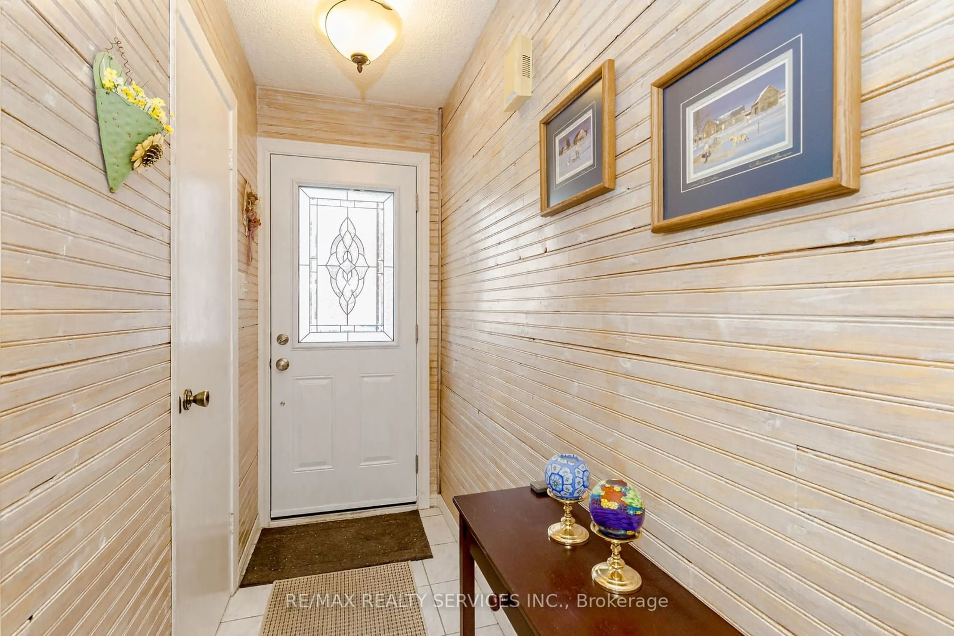 Indoor entryway for 4 Collins Cres, Brampton Ontario L6V 3M9