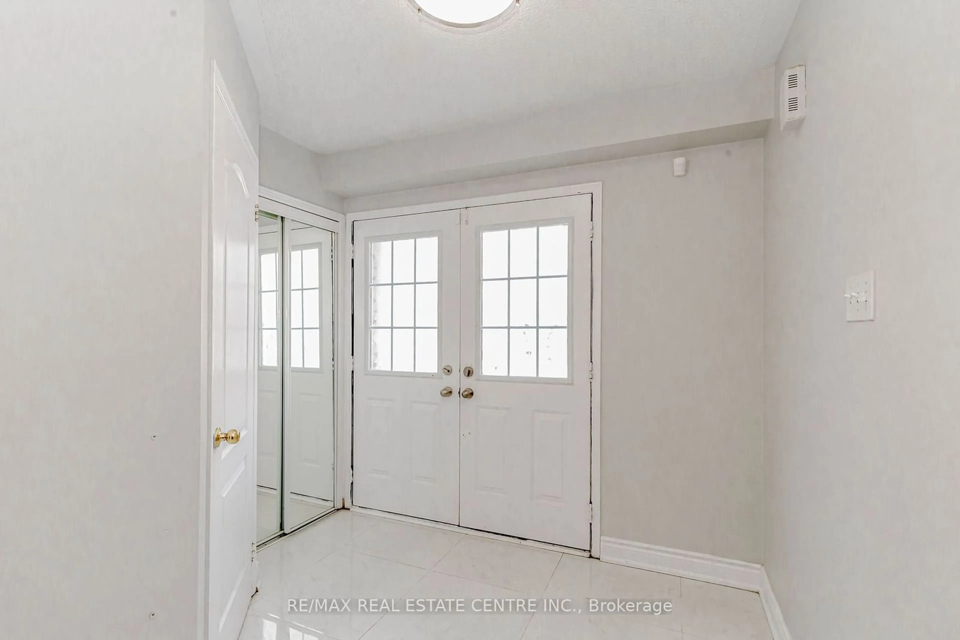 Indoor entryway for 12 Tregate Cres, Brampton Ontario L7A 2P3