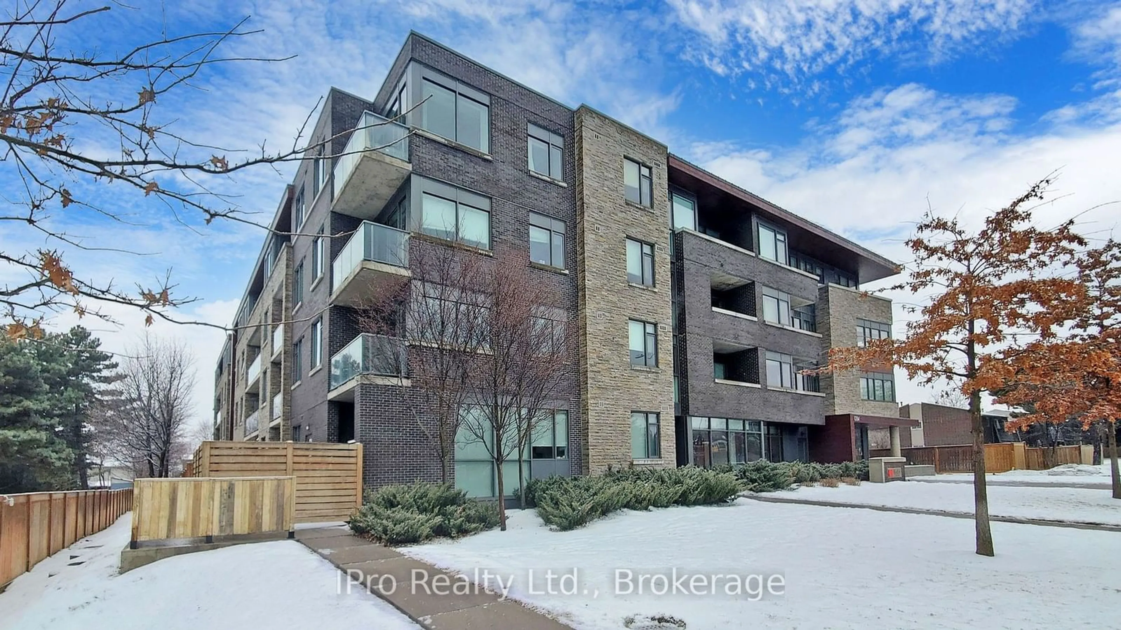 Patio, street for 1284 Guelph Line #404, Burlington Ontario L7P 2S9