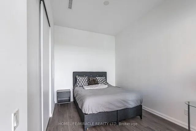 Additional property image - 4208 Dundas St Unit 815