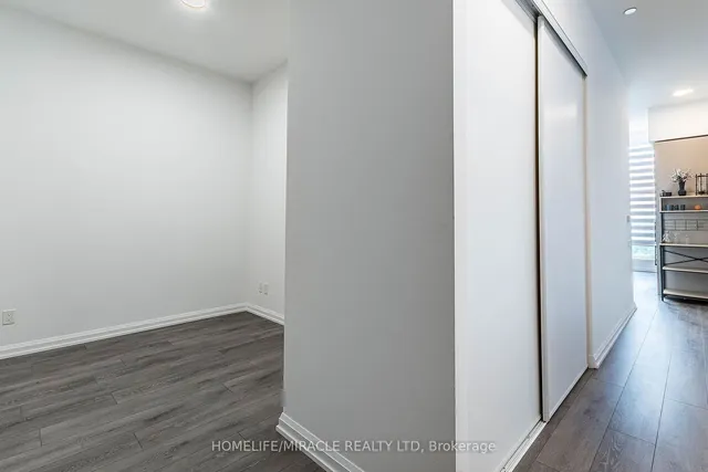 Additional property image - 4208 Dundas St Unit 815