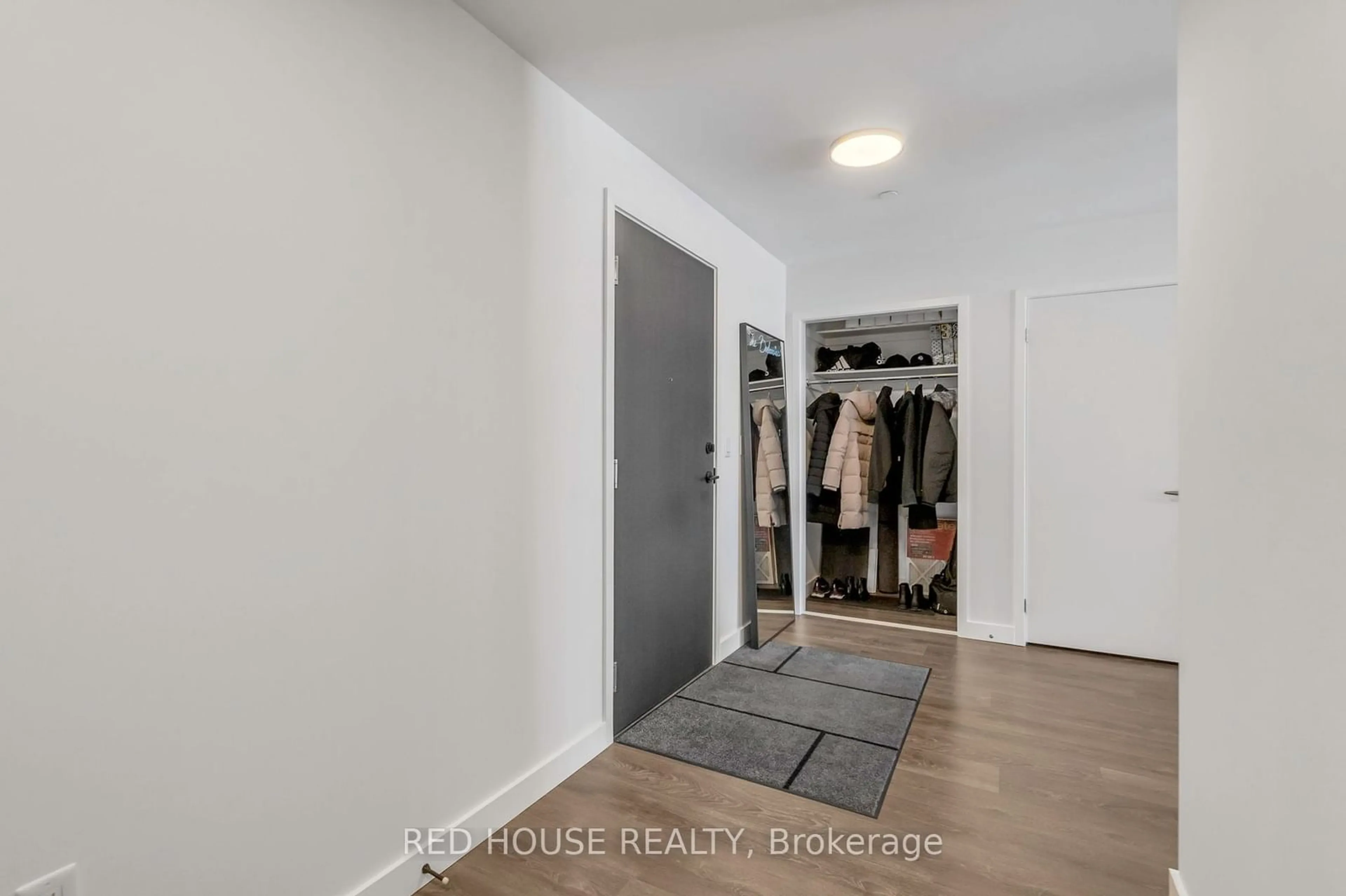 Indoor entryway for 210 Sabina Dr #315, Oakville Ontario L6H 0W6