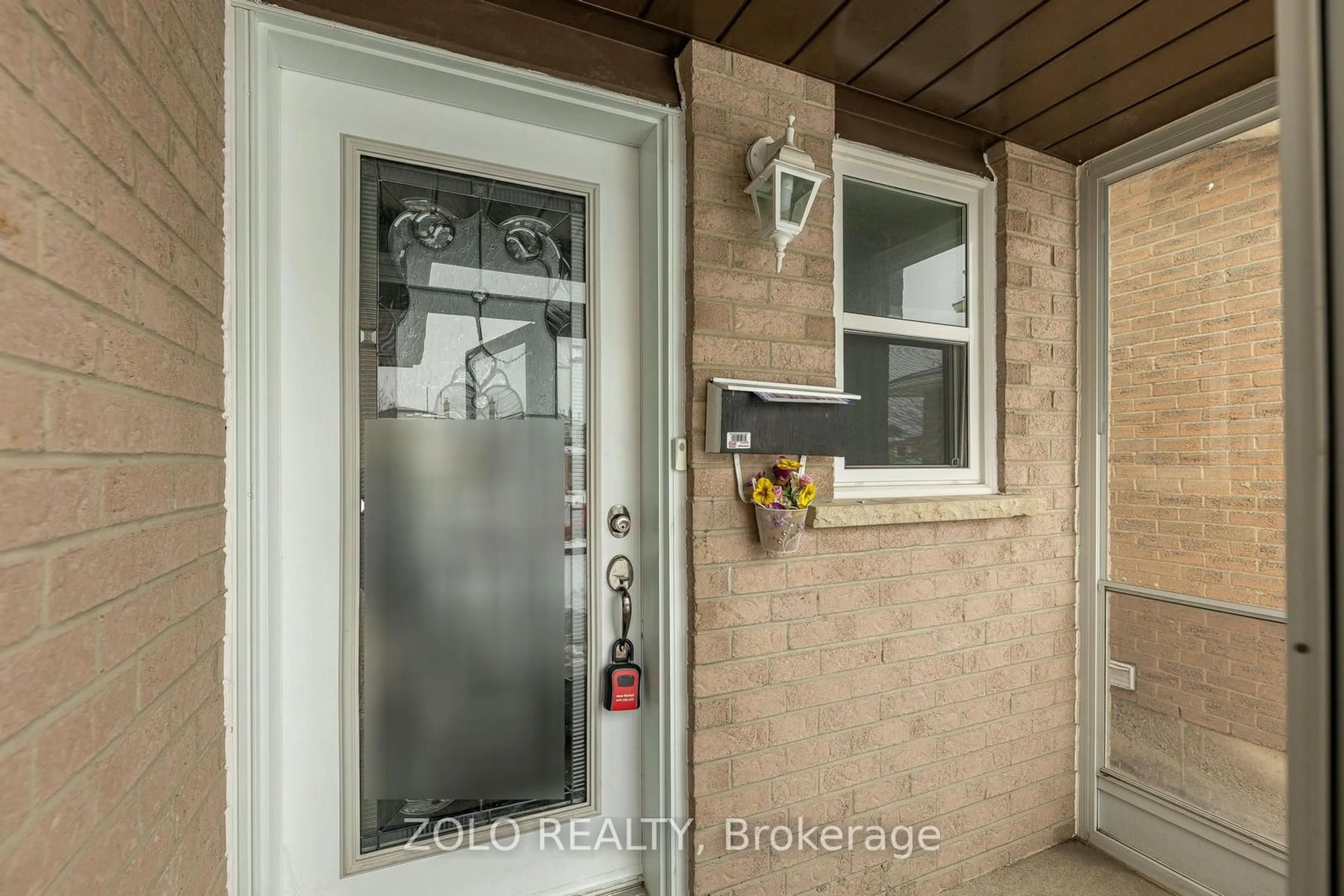 Indoor entryway for 51 Newbridge Cres, Brampton Ontario L6S 4B5