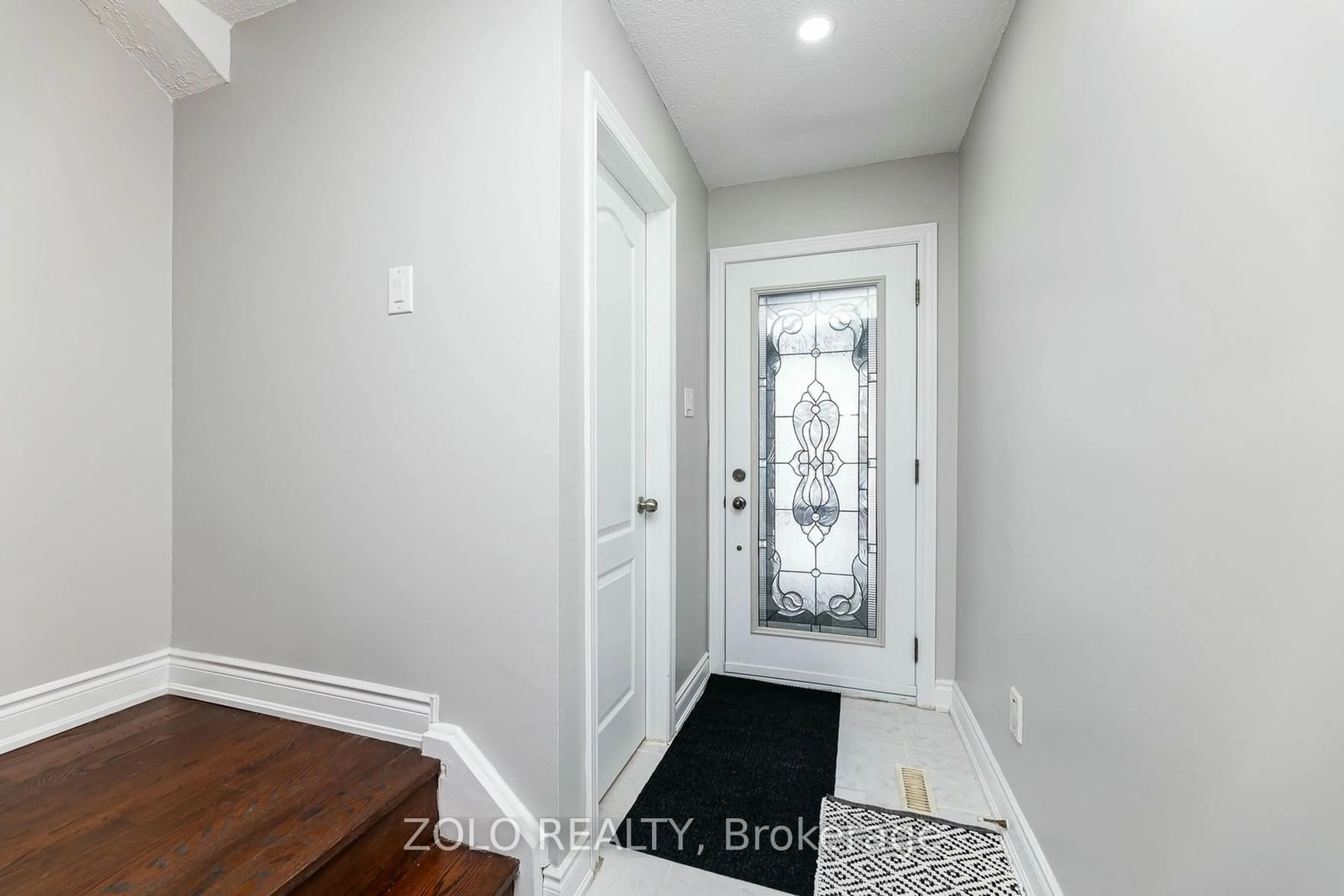 Indoor entryway for 51 Newbridge Cres, Brampton Ontario L6S 4B5