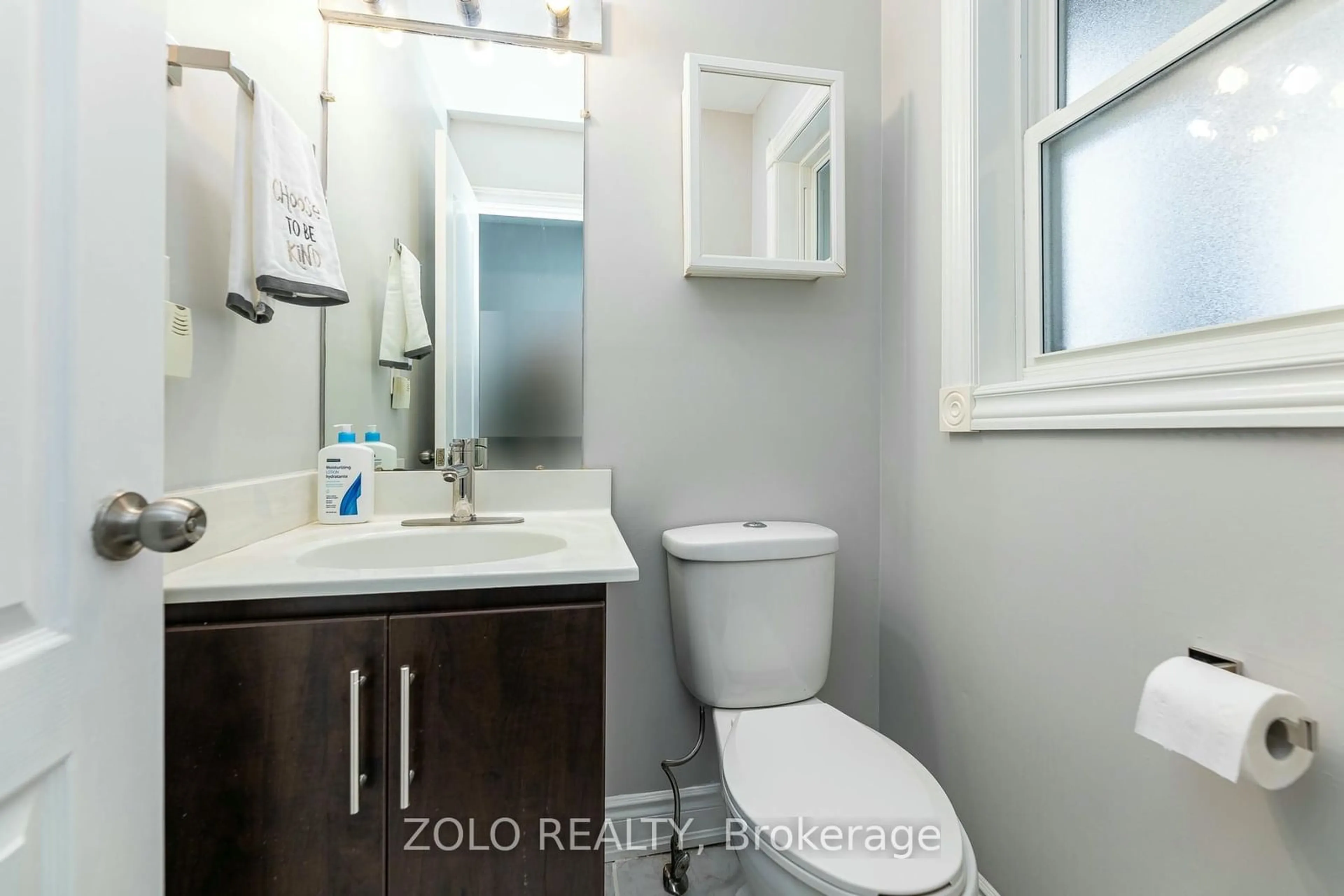 Standard bathroom, unknown for 51 Newbridge Cres, Brampton Ontario L6S 4B5