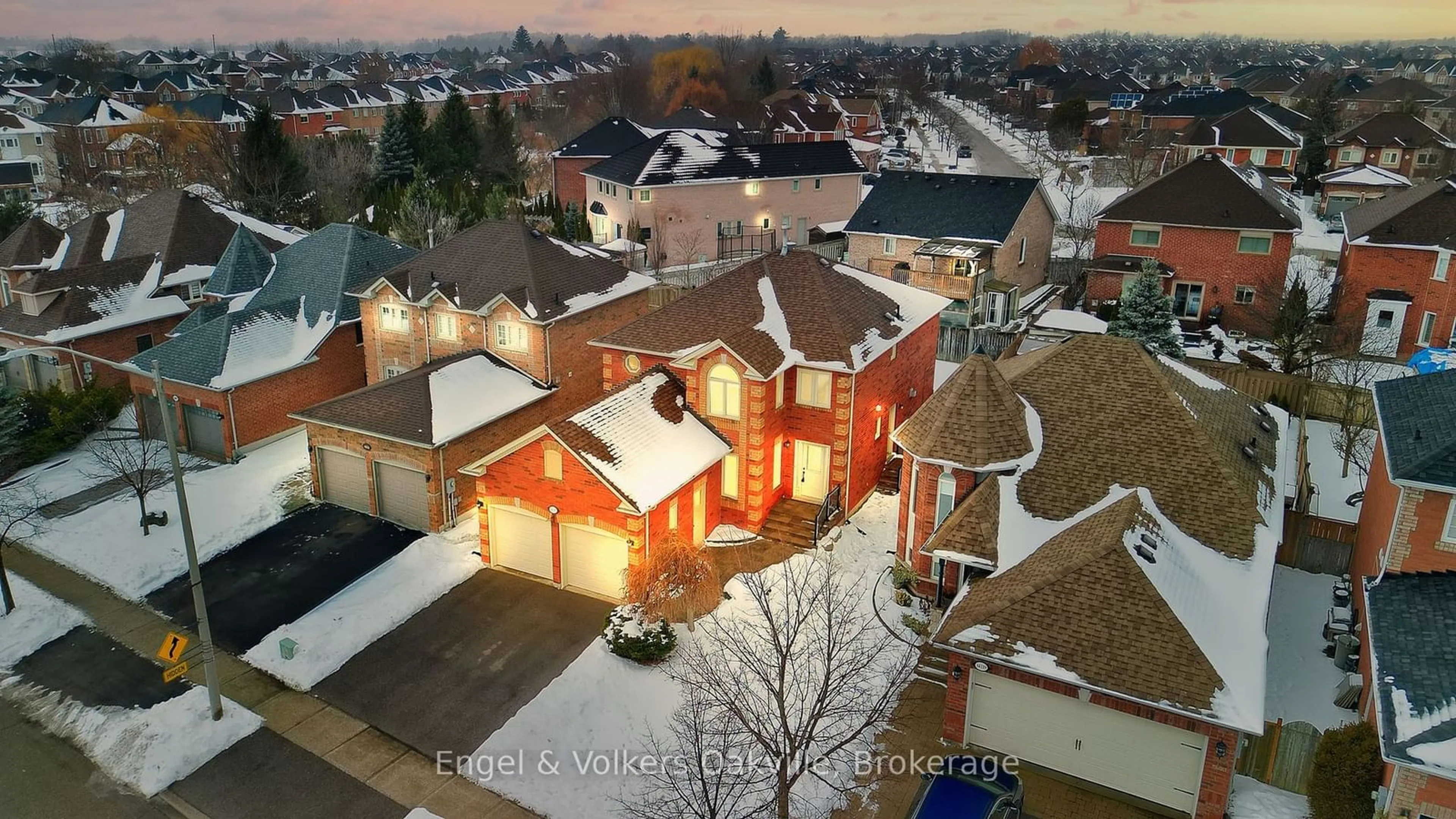 A pic from outside/outdoor area/front of a property/back of a property/a pic from drone, city buildings view from balcony for 14115 Argyll Rd, Halton Hills Ontario L7G 5T8