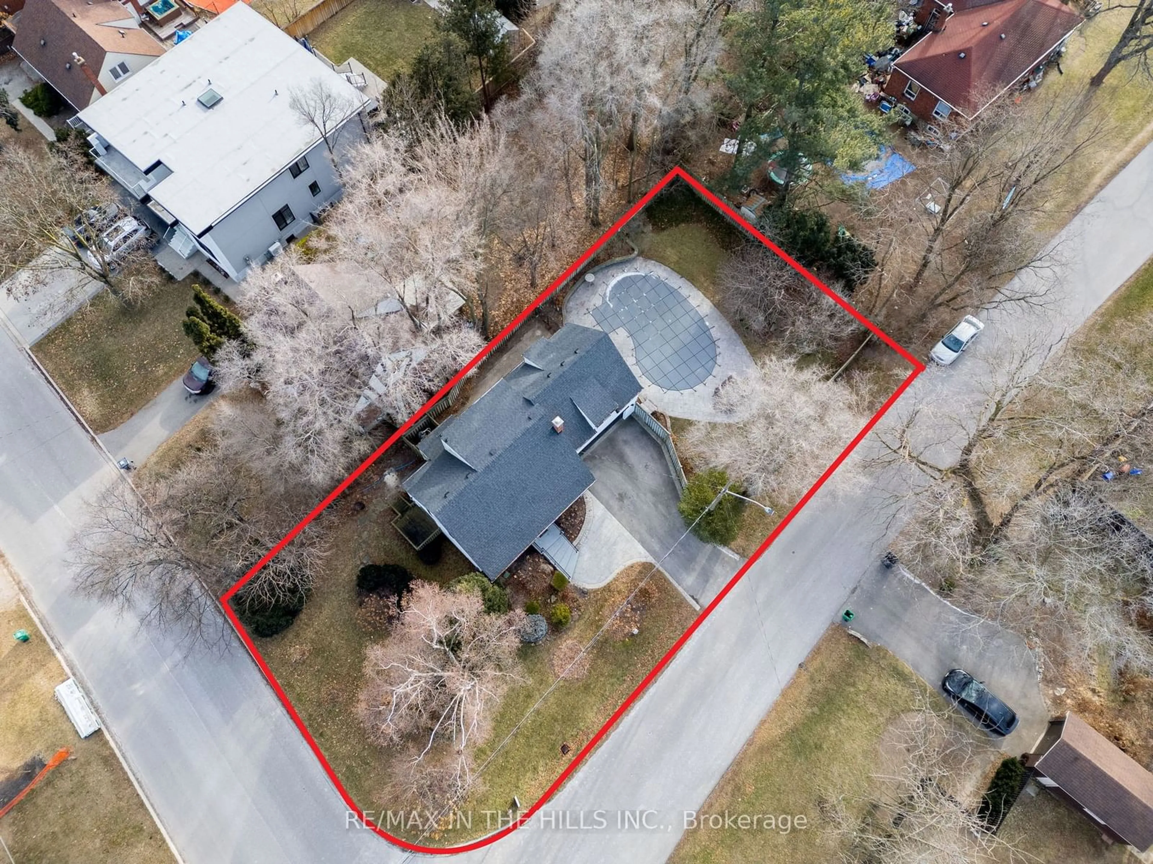 A pic from outside/outdoor area/front of a property/back of a property/a pic from drone, street for 936 Dormer St, Mississauga Ontario L5E 1T5