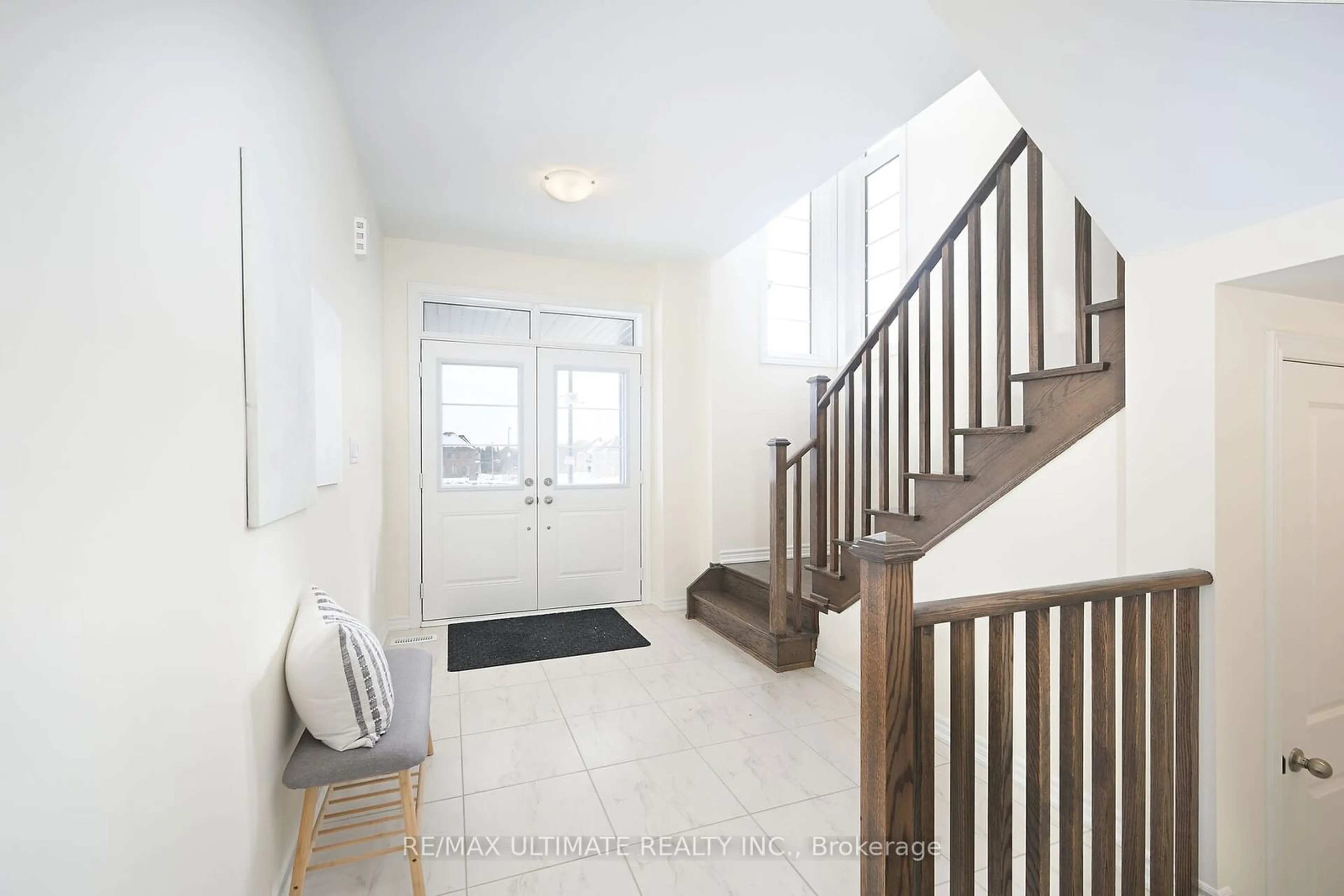 Indoor entryway for 18 Thresher St, Brampton Ontario L6Z 3N1