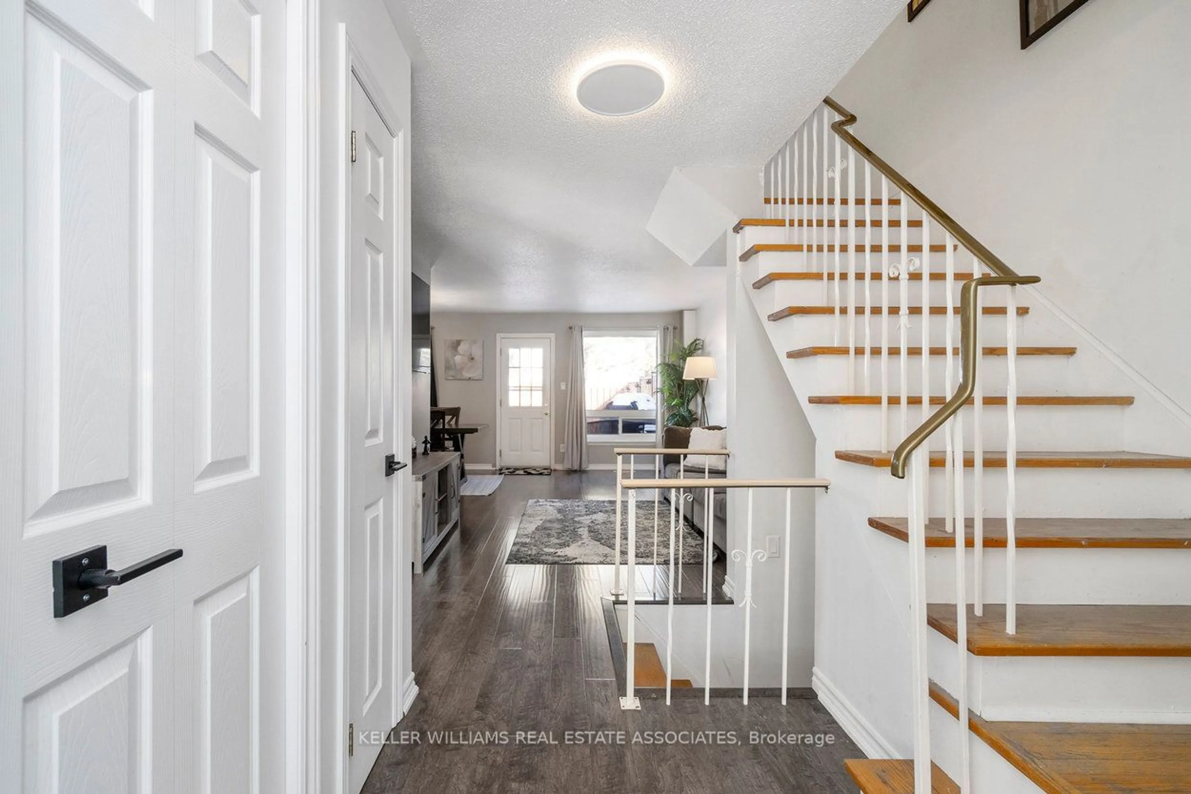 Indoor entryway for 44 Village Crt, Brampton Ontario L6W 1A6