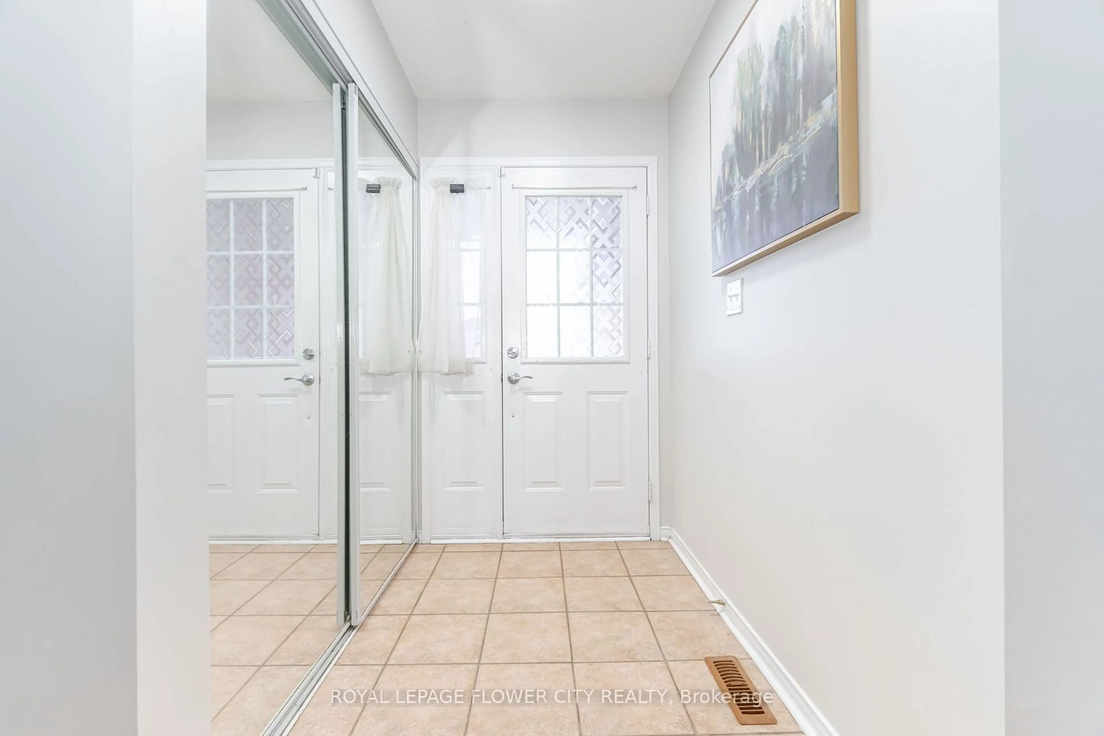 Indoor entryway for 112 Merganser Cres, Brampton Ontario L6W 4G4