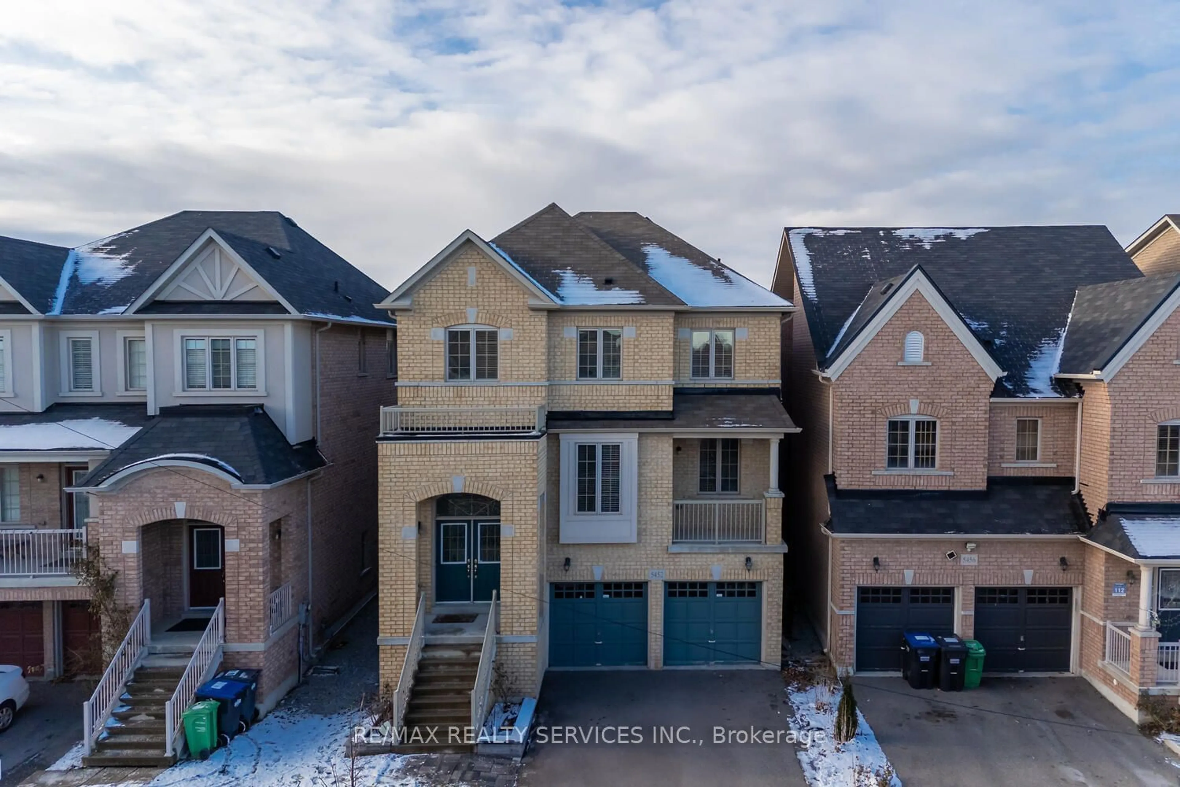 A pic from outside/outdoor area/front of a property/back of a property/a pic from drone, street for 5452 Meadowcrest Ave, Mississauga Ontario L5M 0N1