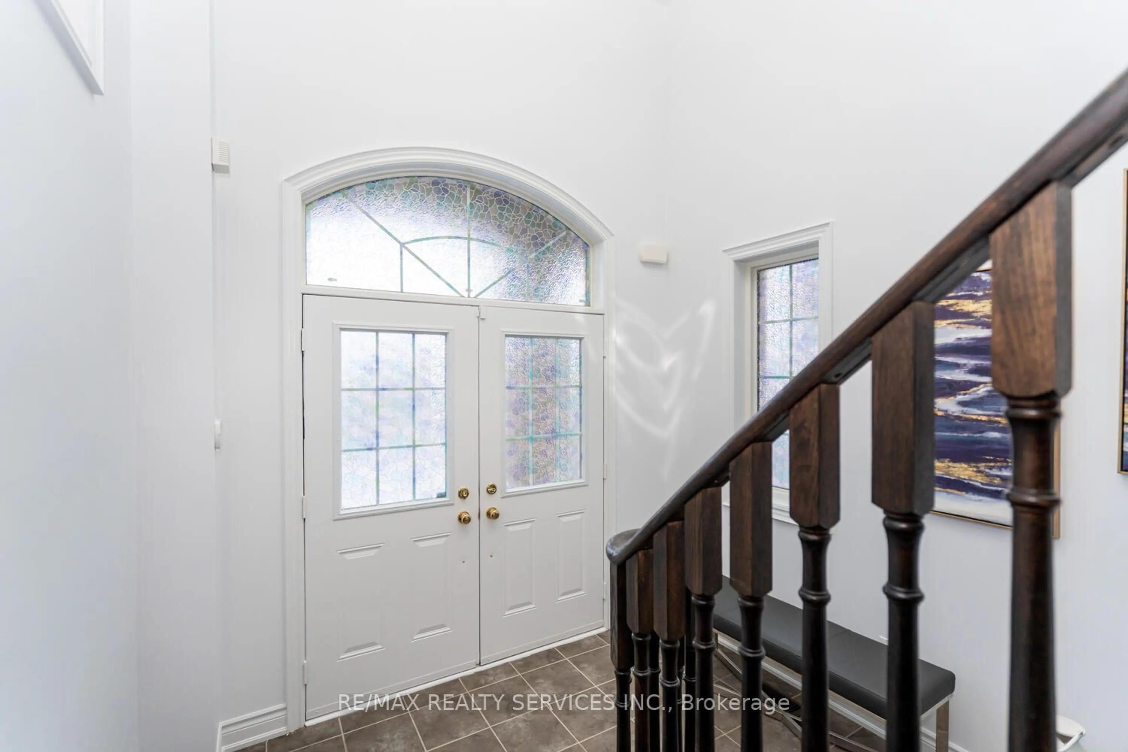 Indoor entryway for 5452 Meadowcrest Ave, Mississauga Ontario L5M 0N1