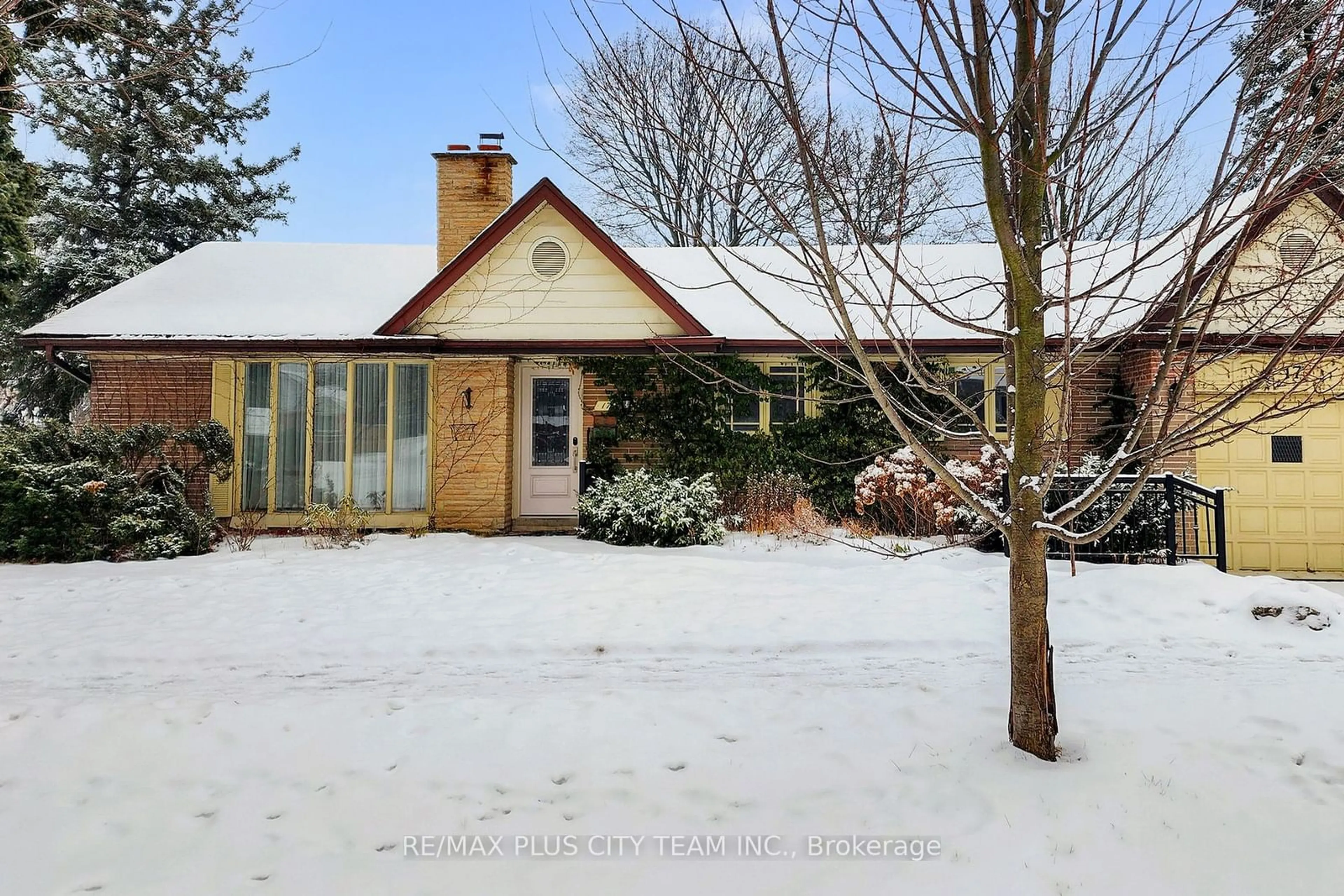 A pic from outside/outdoor area/front of a property/back of a property/a pic from drone, street for 17 Hedges Blvd, Toronto Ontario M9B 3C3