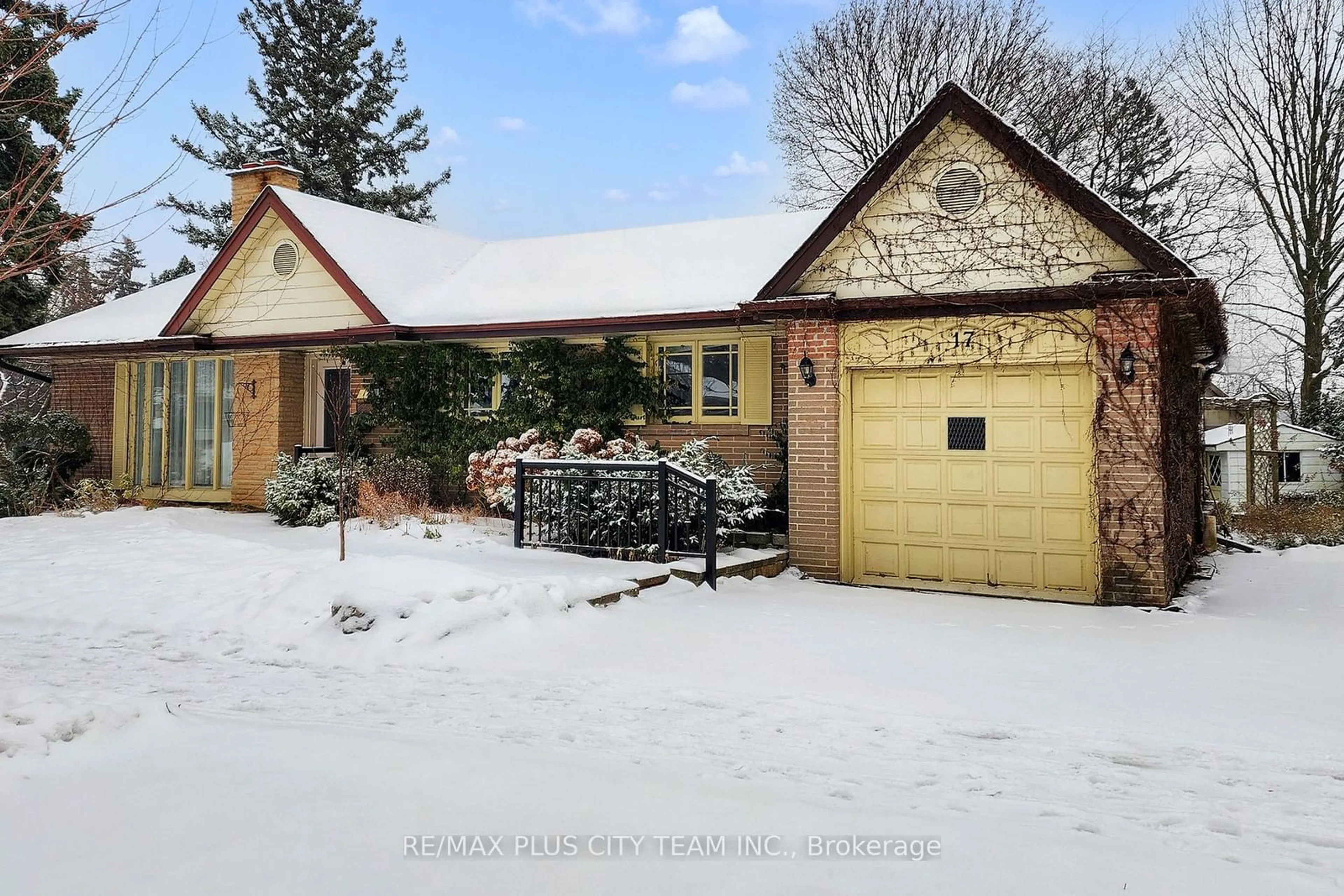 A pic from outside/outdoor area/front of a property/back of a property/a pic from drone, street for 17 Hedges Blvd, Toronto Ontario M9B 3C3