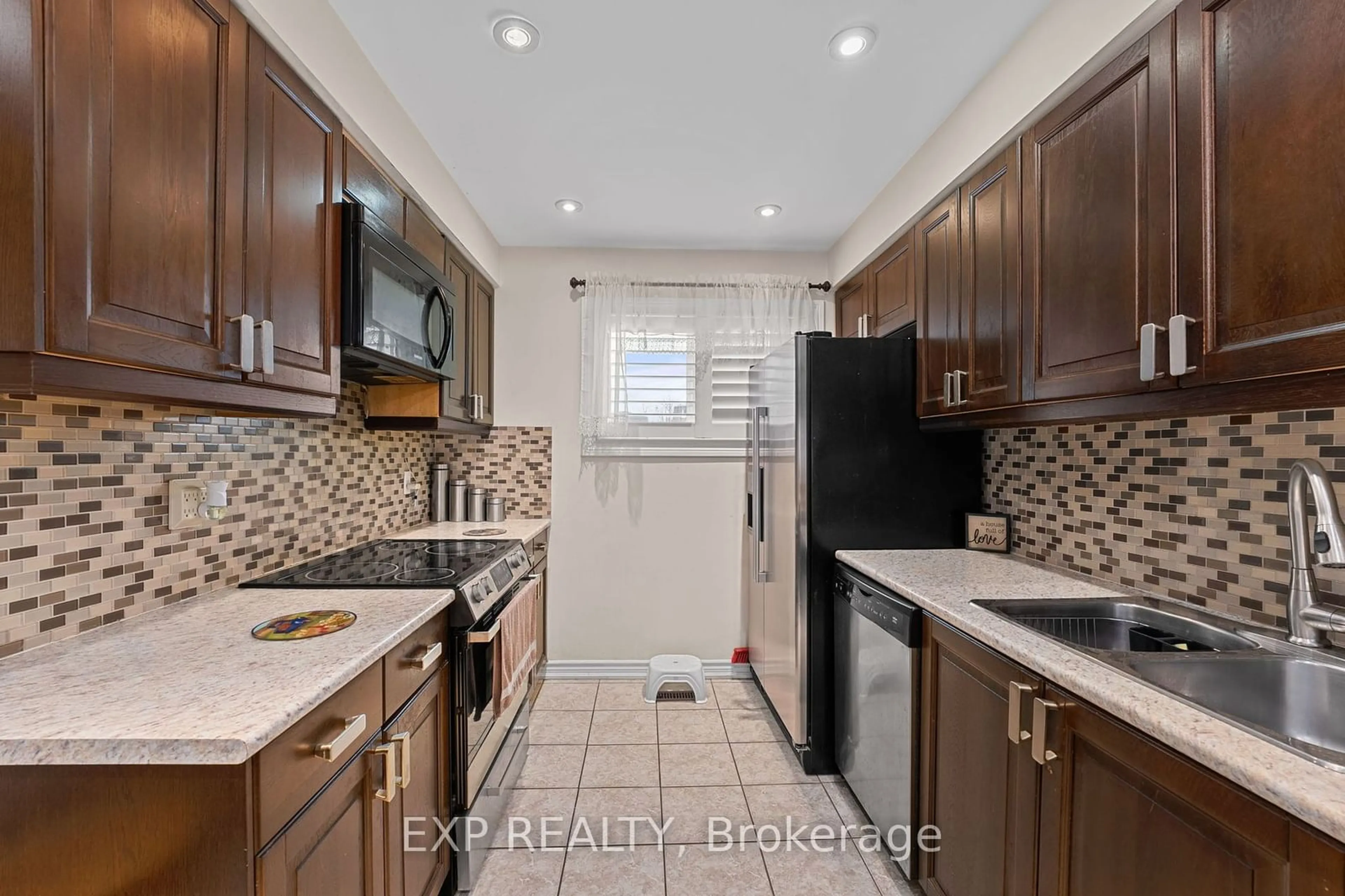 Standard kitchen, ceramic/tile floor for 475 Bramalea Rd #162, Brampton Ontario L6T 2X3