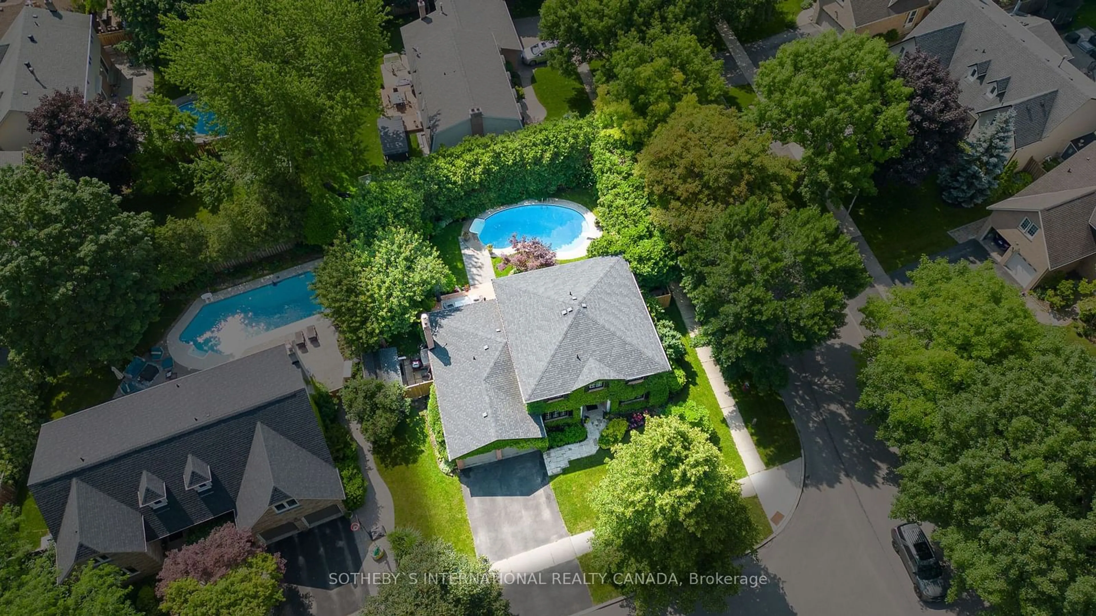 A pic from outside/outdoor area/front of a property/back of a property/a pic from drone, street for 230 Arichat Rd, Oakville Ontario L6J 6A7