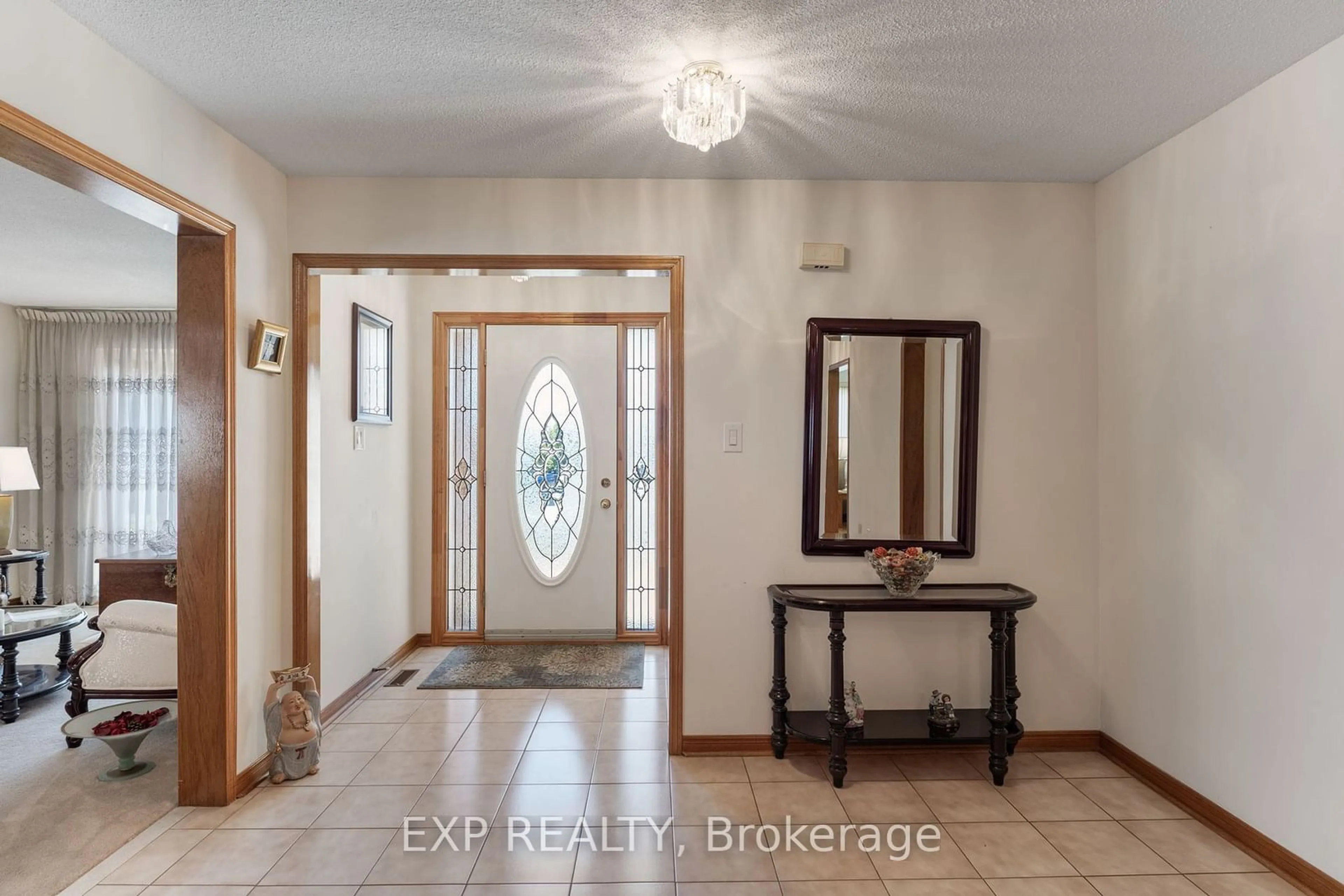 Indoor entryway for 936 Summerbreeze Crt, Mississauga Ontario L5V 1C9