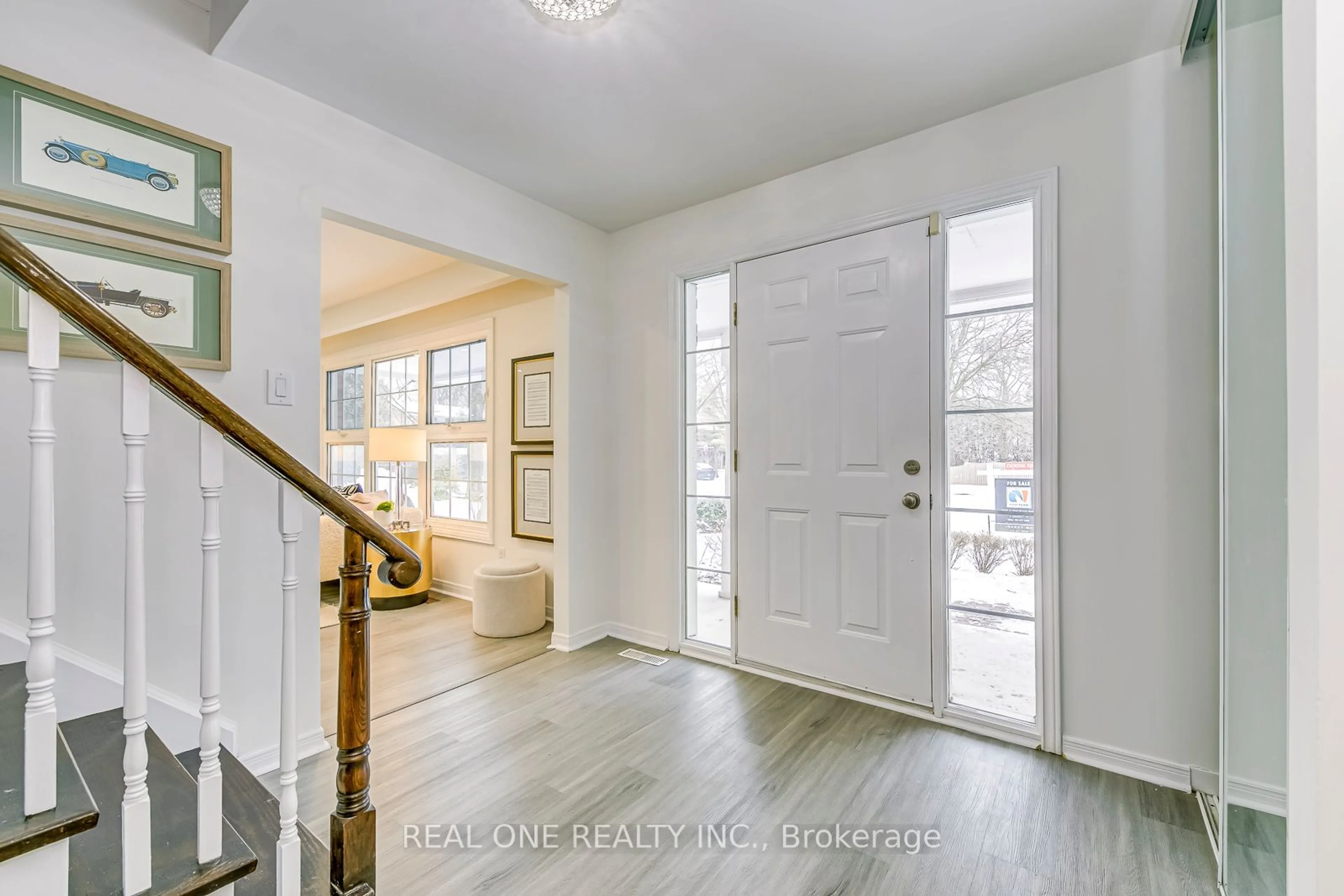 Indoor entryway for 153 Cavendish Crt, Oakville Ontario L6J 5S3