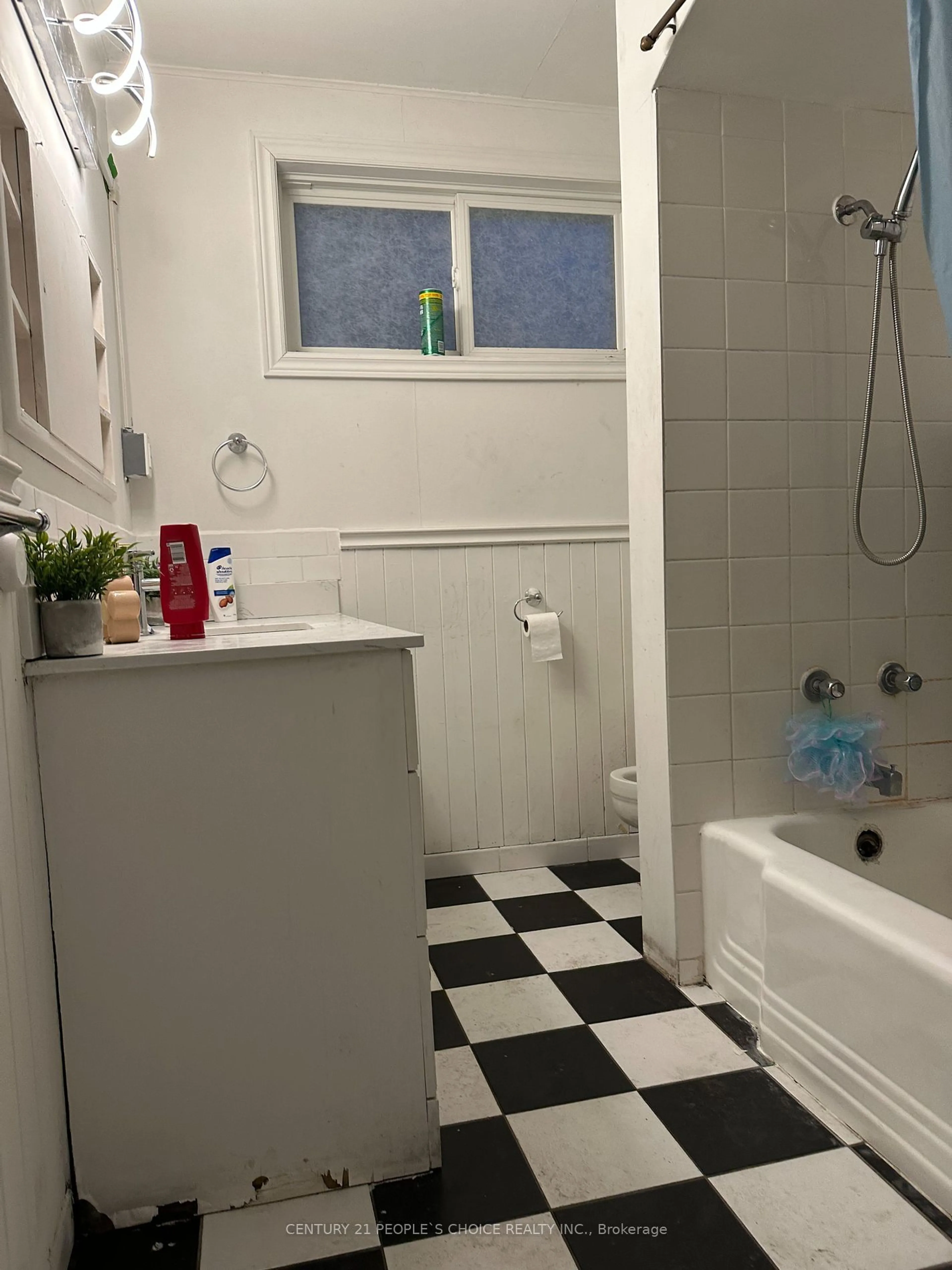 Standard bathroom, ceramic/tile floor for 33 Frederick St, Brampton Ontario L6Y 1G5