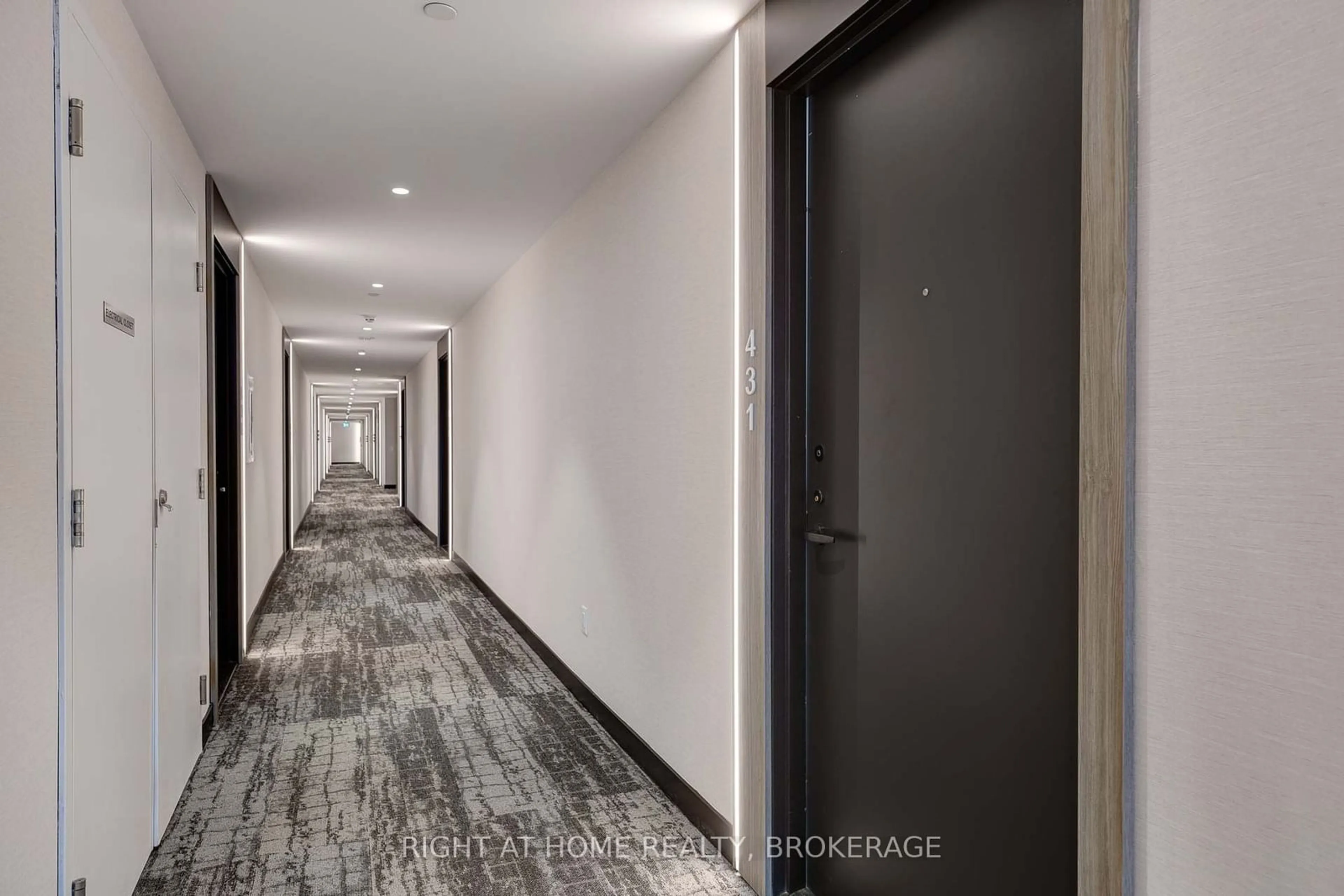 Indoor foyer for 215 Lakeshore Rd #431, Mississauga Ontario L5H 0A7