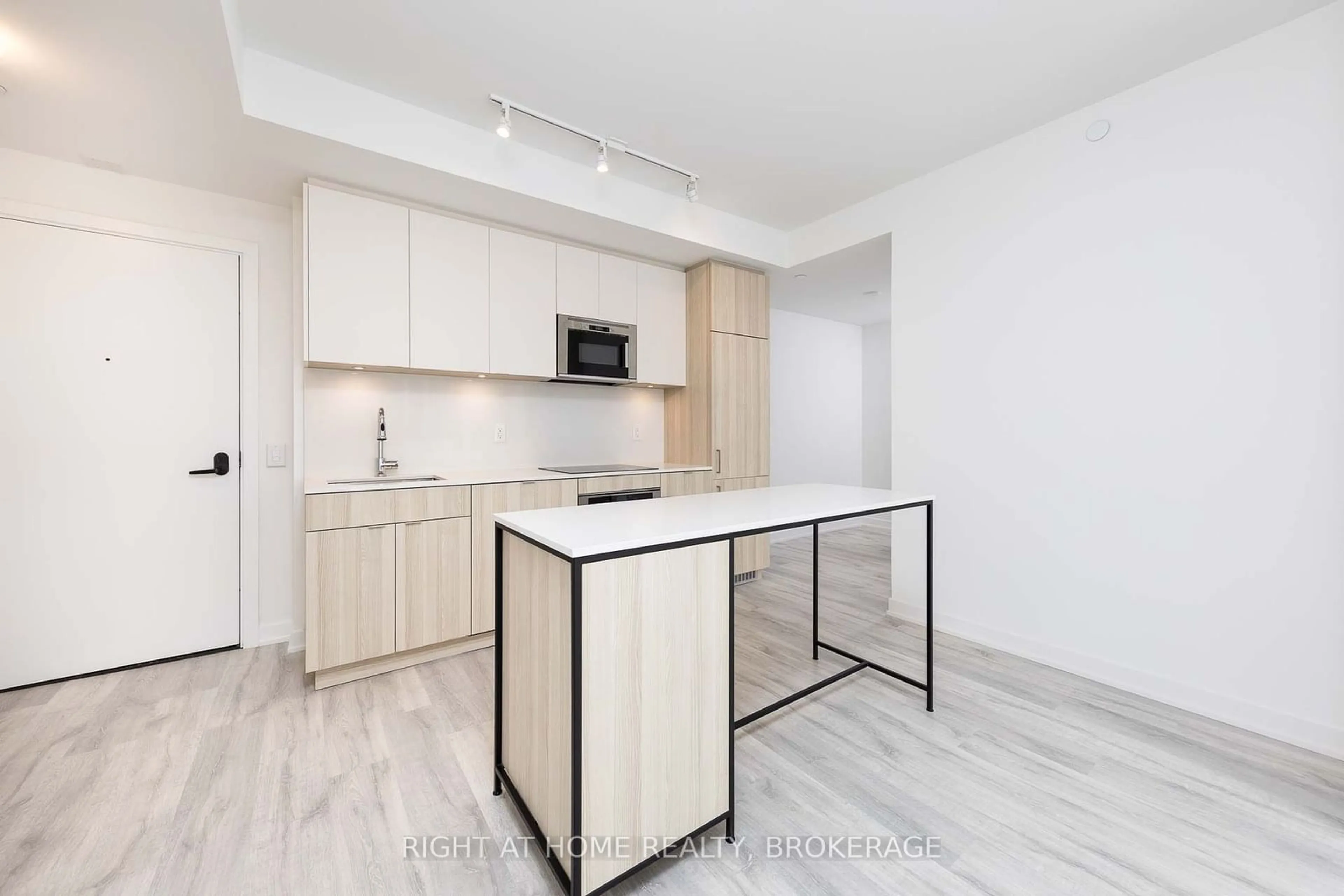 Standard kitchen, unknown for 215 Lakeshore Rd #431, Mississauga Ontario L5H 0A7