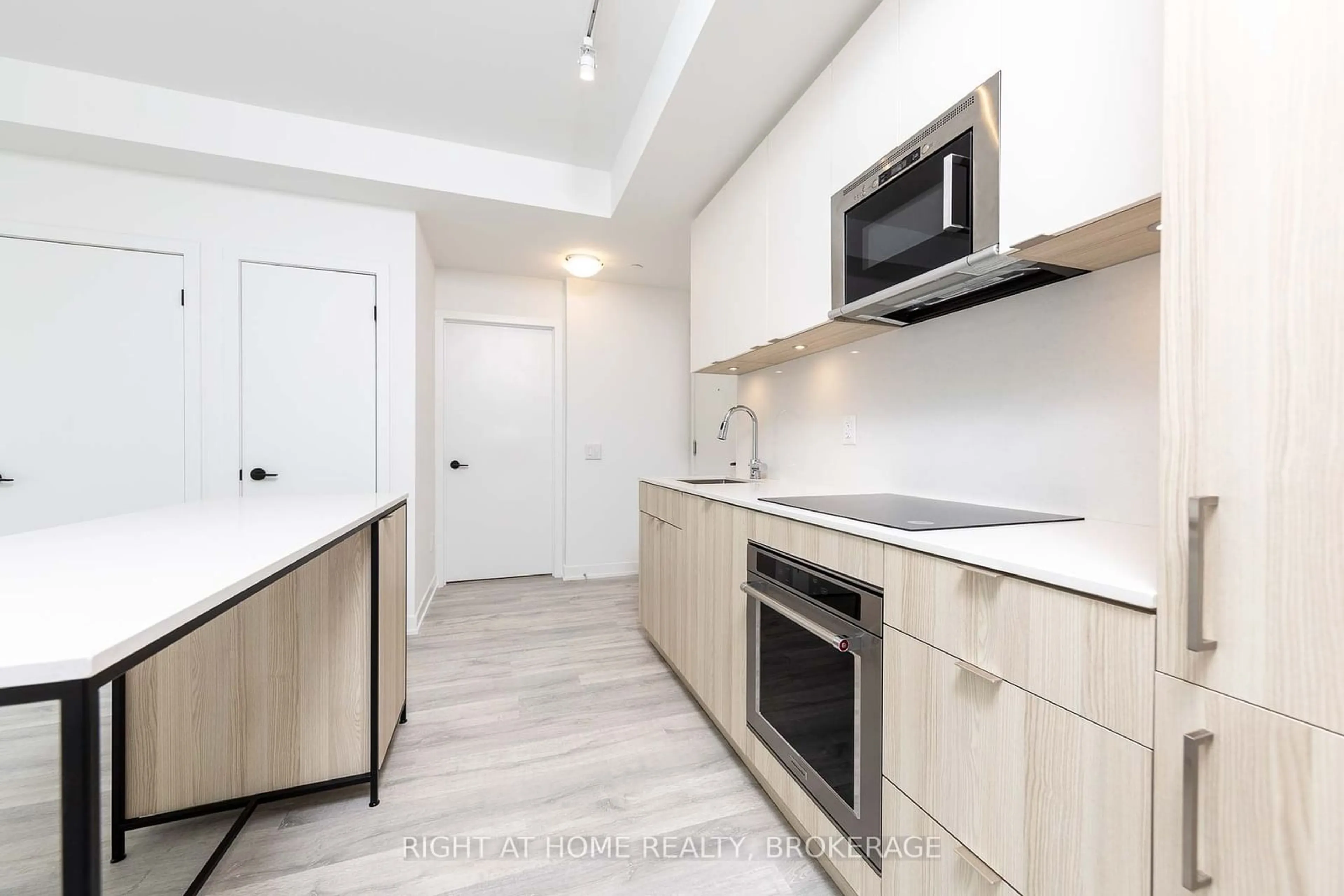 Standard kitchen, unknown for 215 Lakeshore Rd #431, Mississauga Ontario L5H 0A7