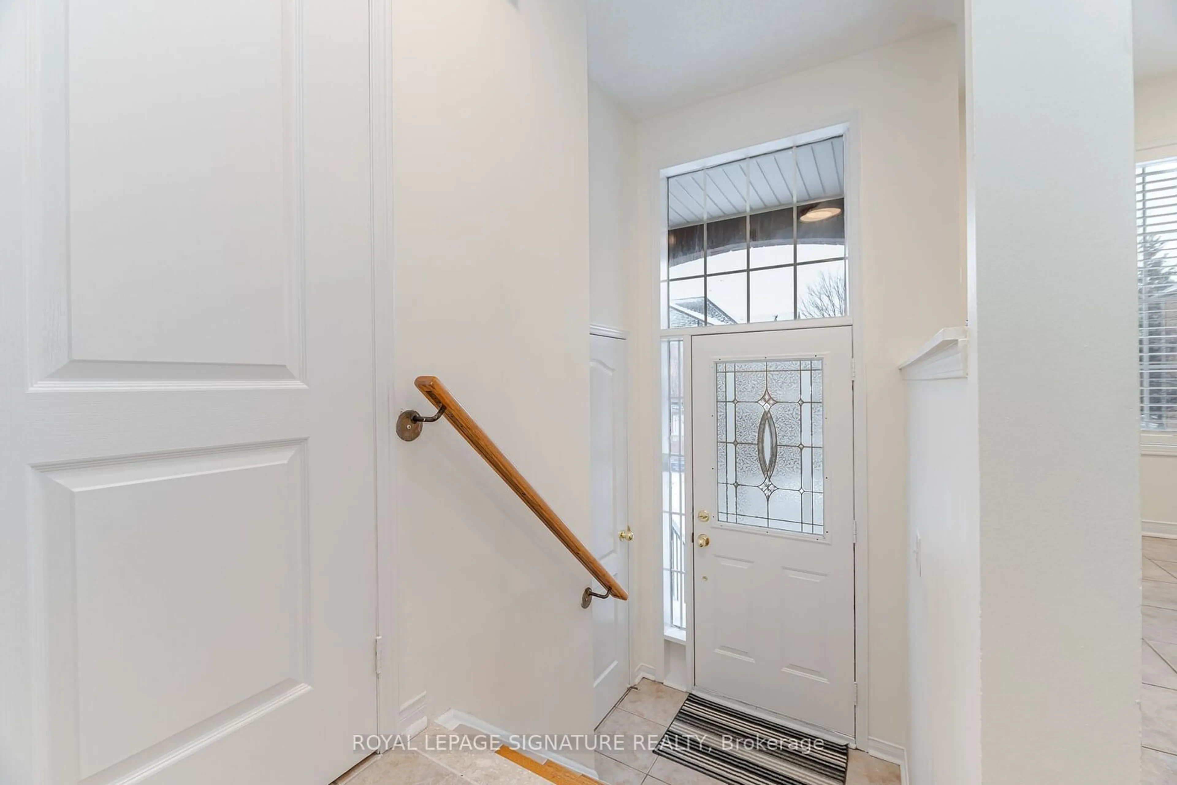 Indoor entryway for 5530 Glen Erin Dr #113, Mississauga Ontario L5M 6E8