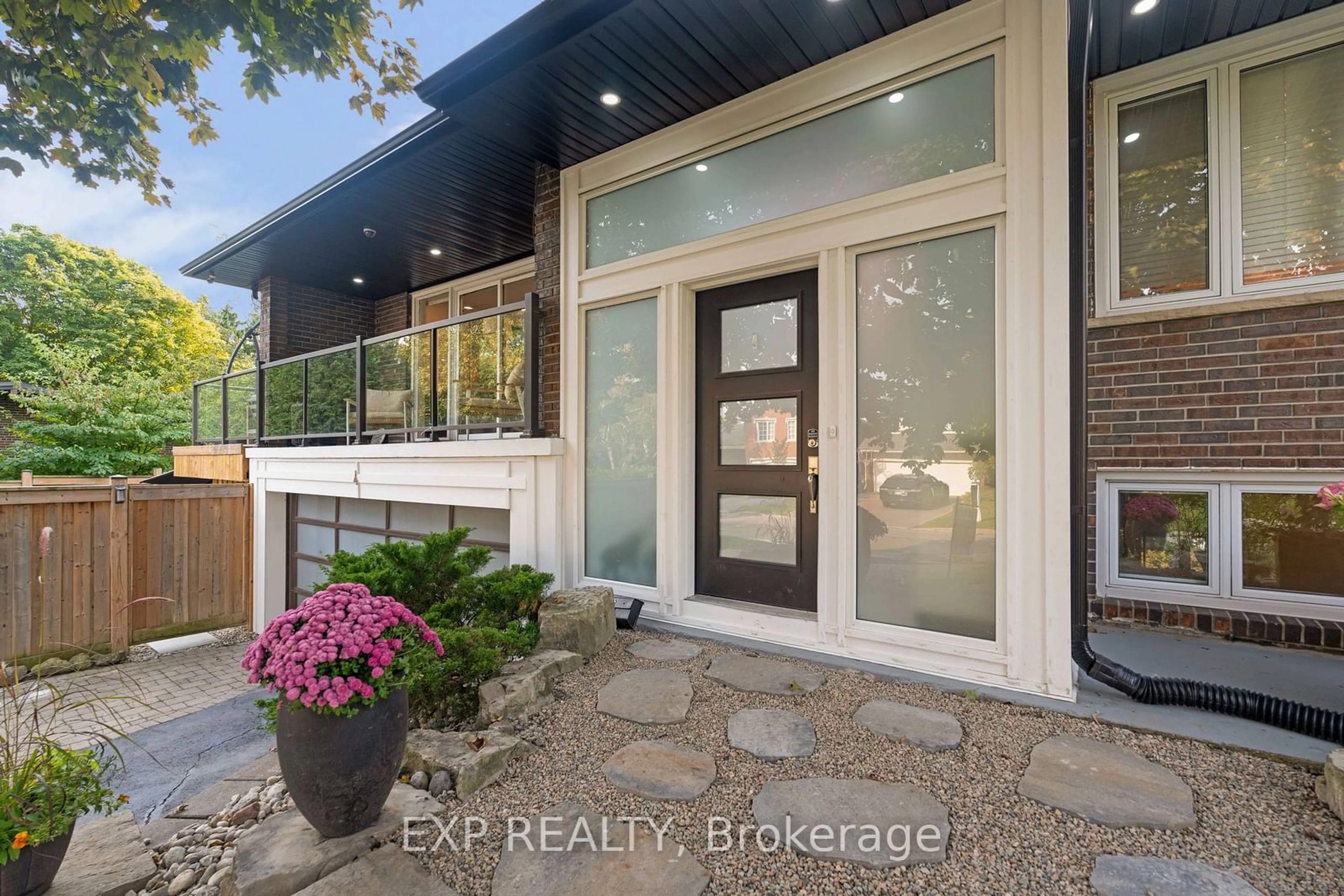 Indoor entryway for 4 Courtsfield Cres, Toronto Ontario M9A 4S9