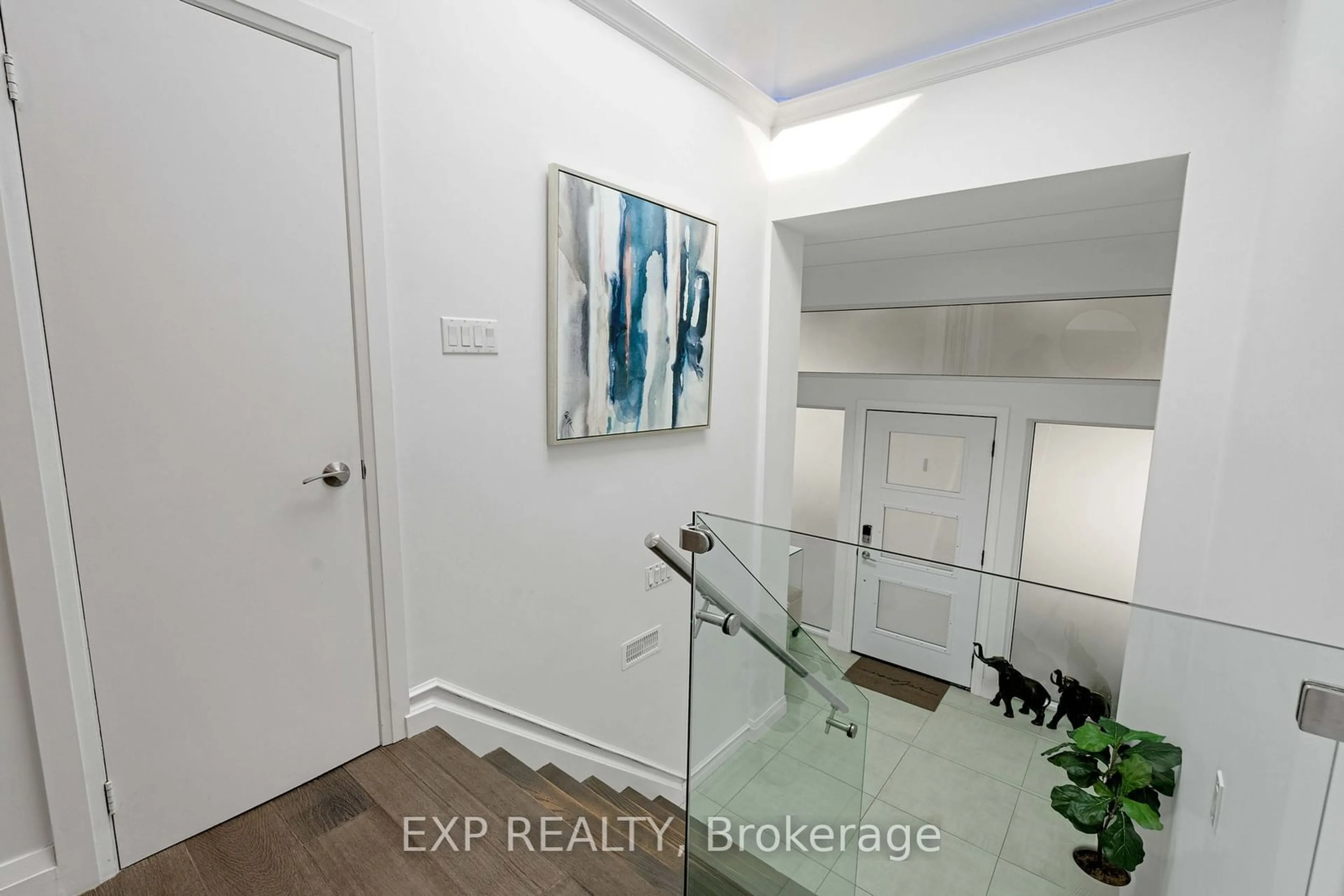 Indoor entryway for 4 Courtsfield Cres, Toronto Ontario M9A 4S9