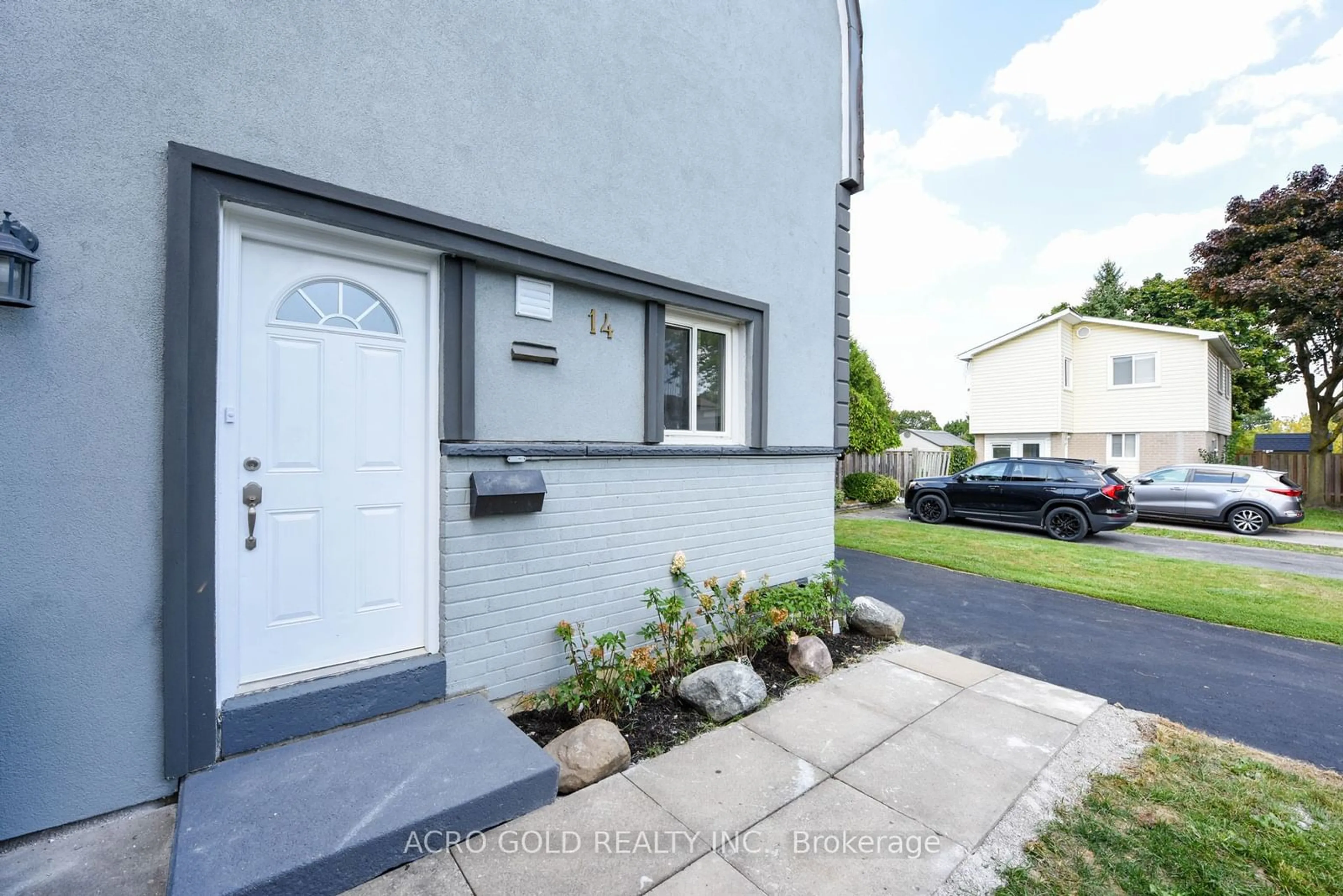 A pic from outside/outdoor area/front of a property/back of a property/a pic from drone, street for 14 Hayden Crt, Brampton Ontario L6S 1Y3