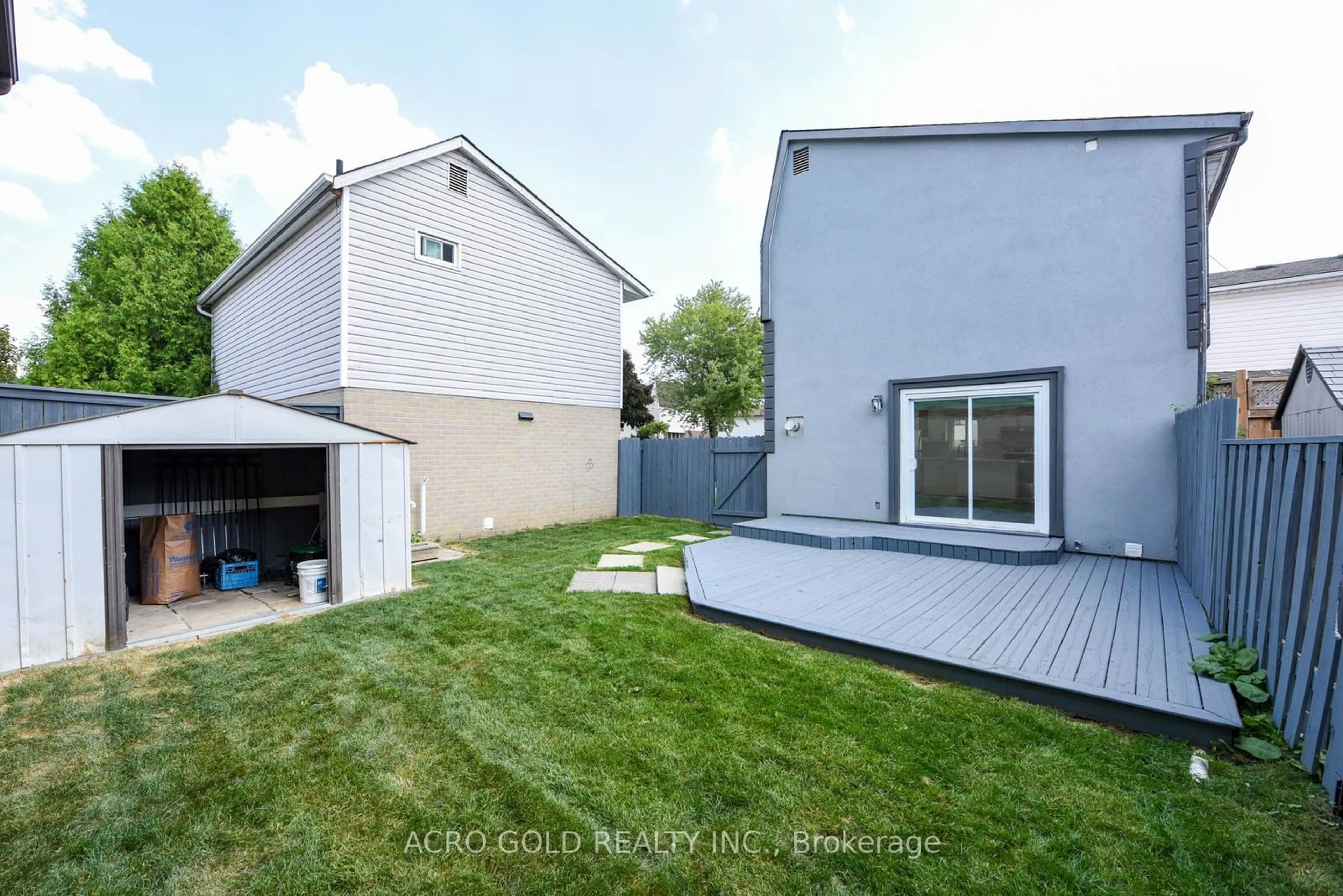 A pic from outside/outdoor area/front of a property/back of a property/a pic from drone, street for 14 Hayden Crt, Brampton Ontario L6S 1Y3