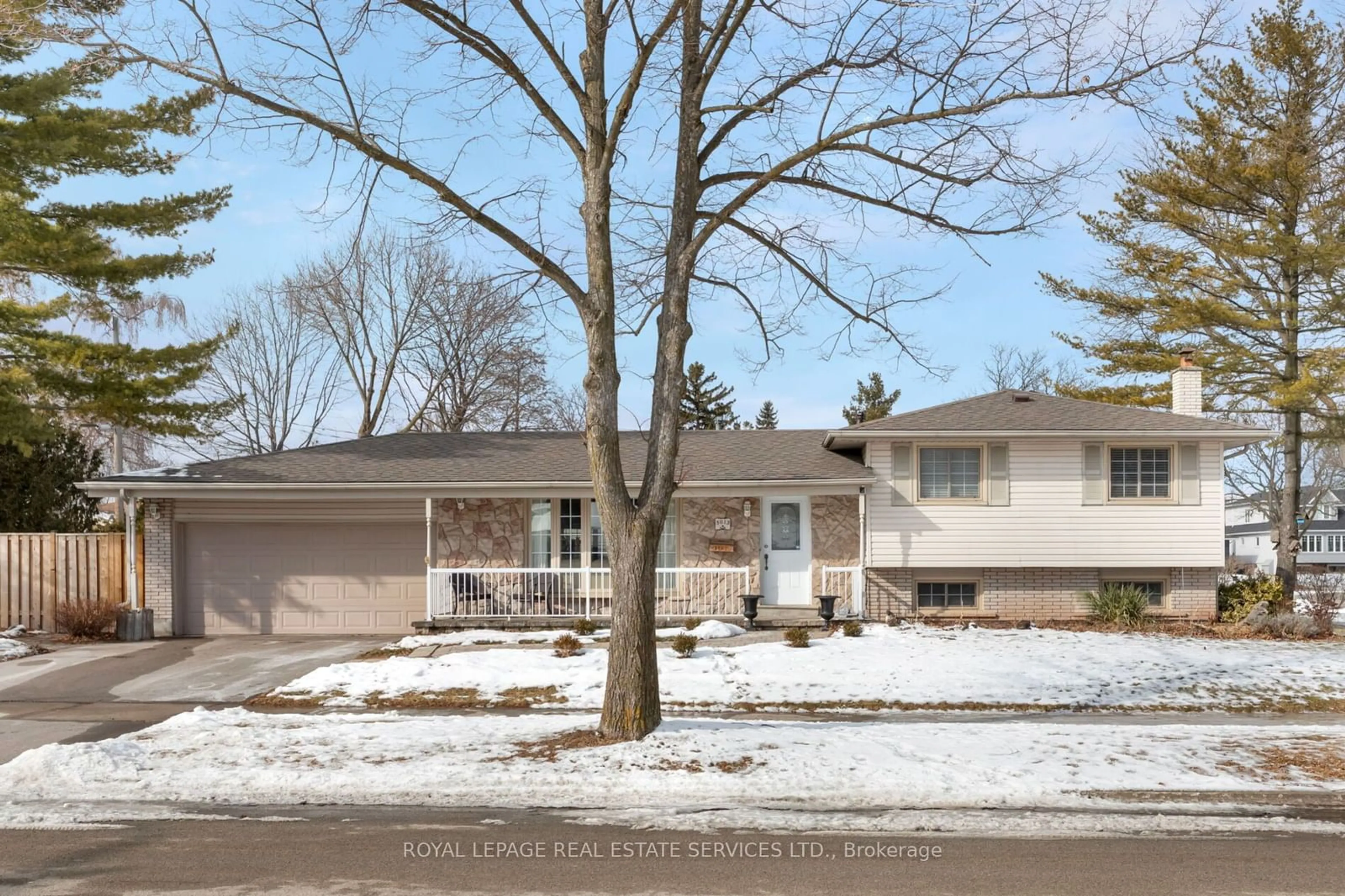 Home with vinyl exterior material, street for 5013 Fern Dr, Burlington Ontario L7L 3P2