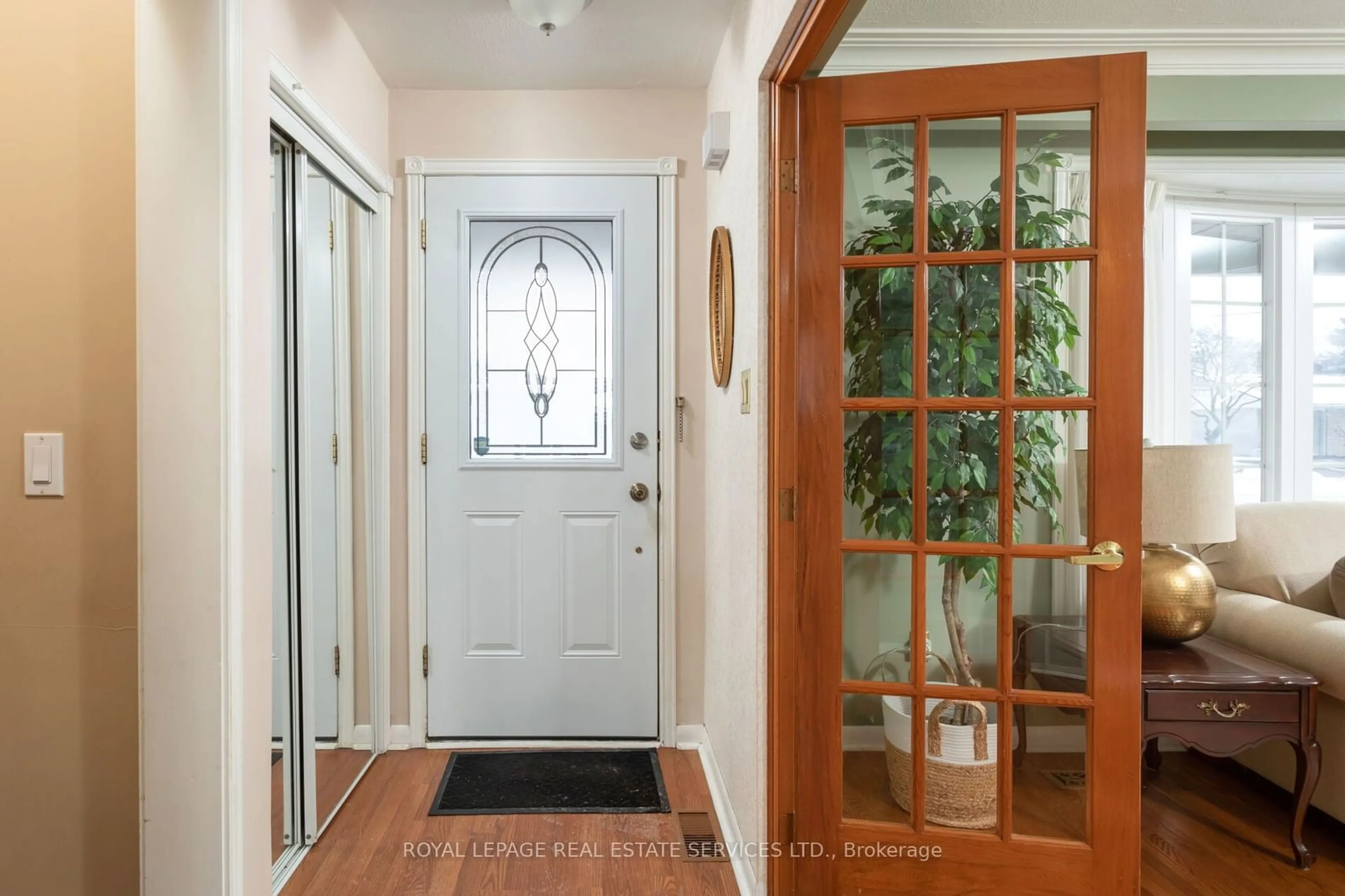 Indoor entryway for 5013 Fern Dr, Burlington Ontario L7L 3P2