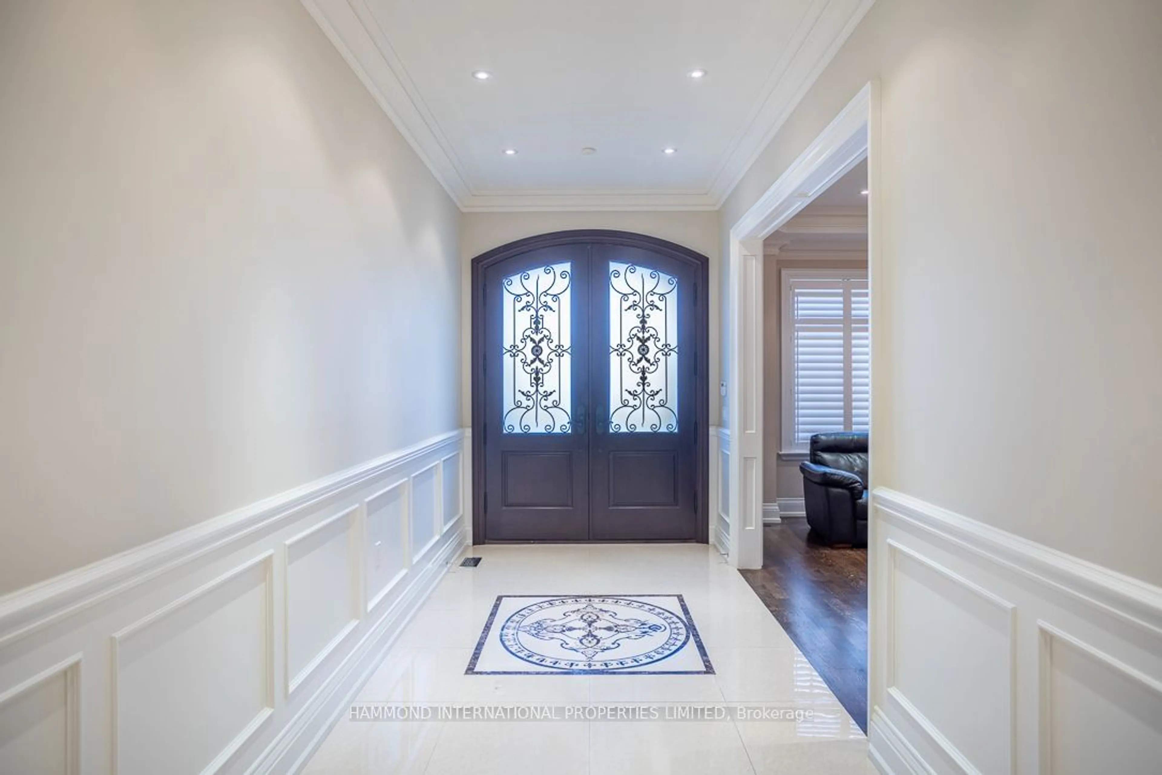 Indoor entryway for 99 Dunbar Rd, Mississauga Ontario L5B 1G5