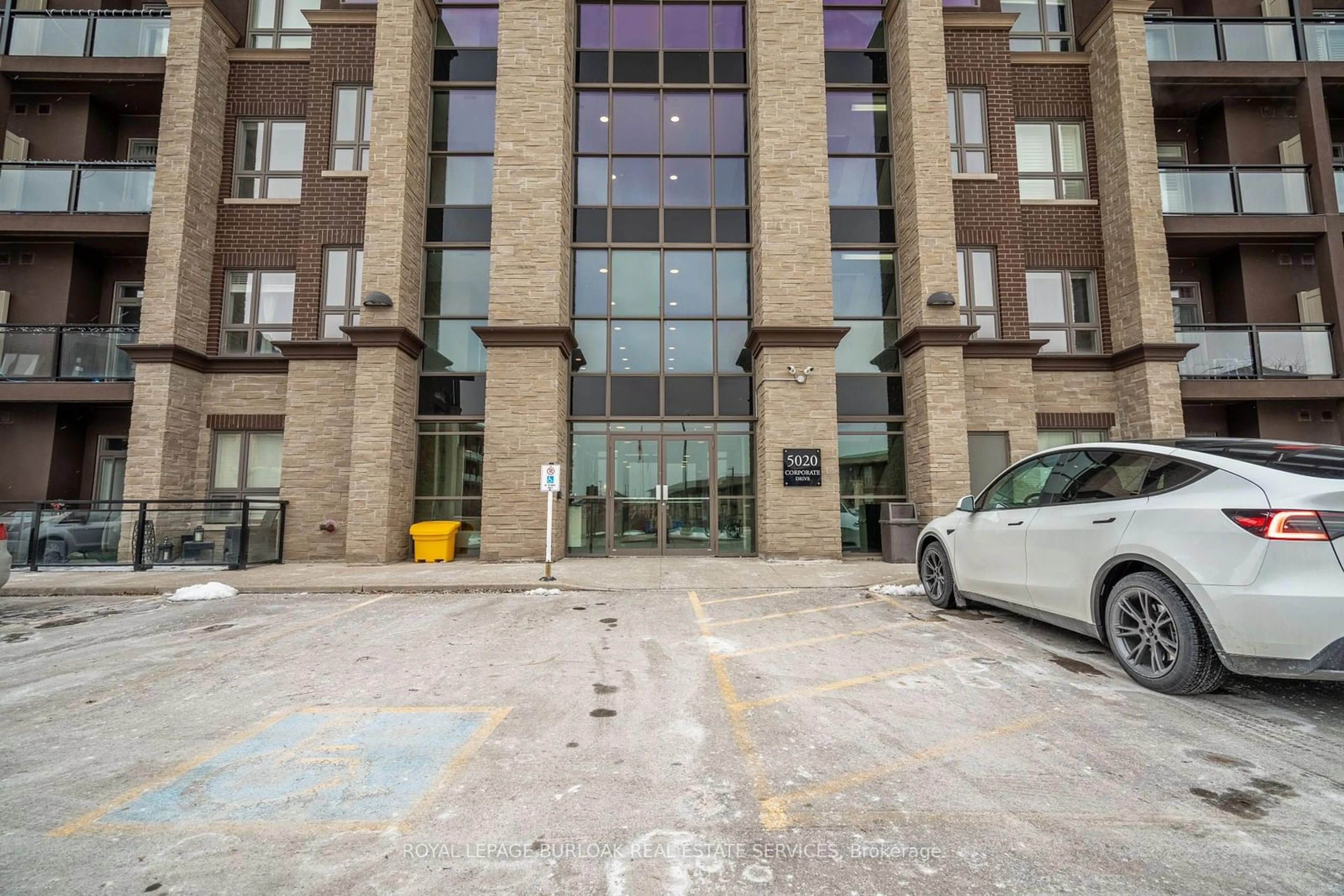 Indoor foyer for 5020 Corporate Dr #408, Burlington Ontario L7L 0H7