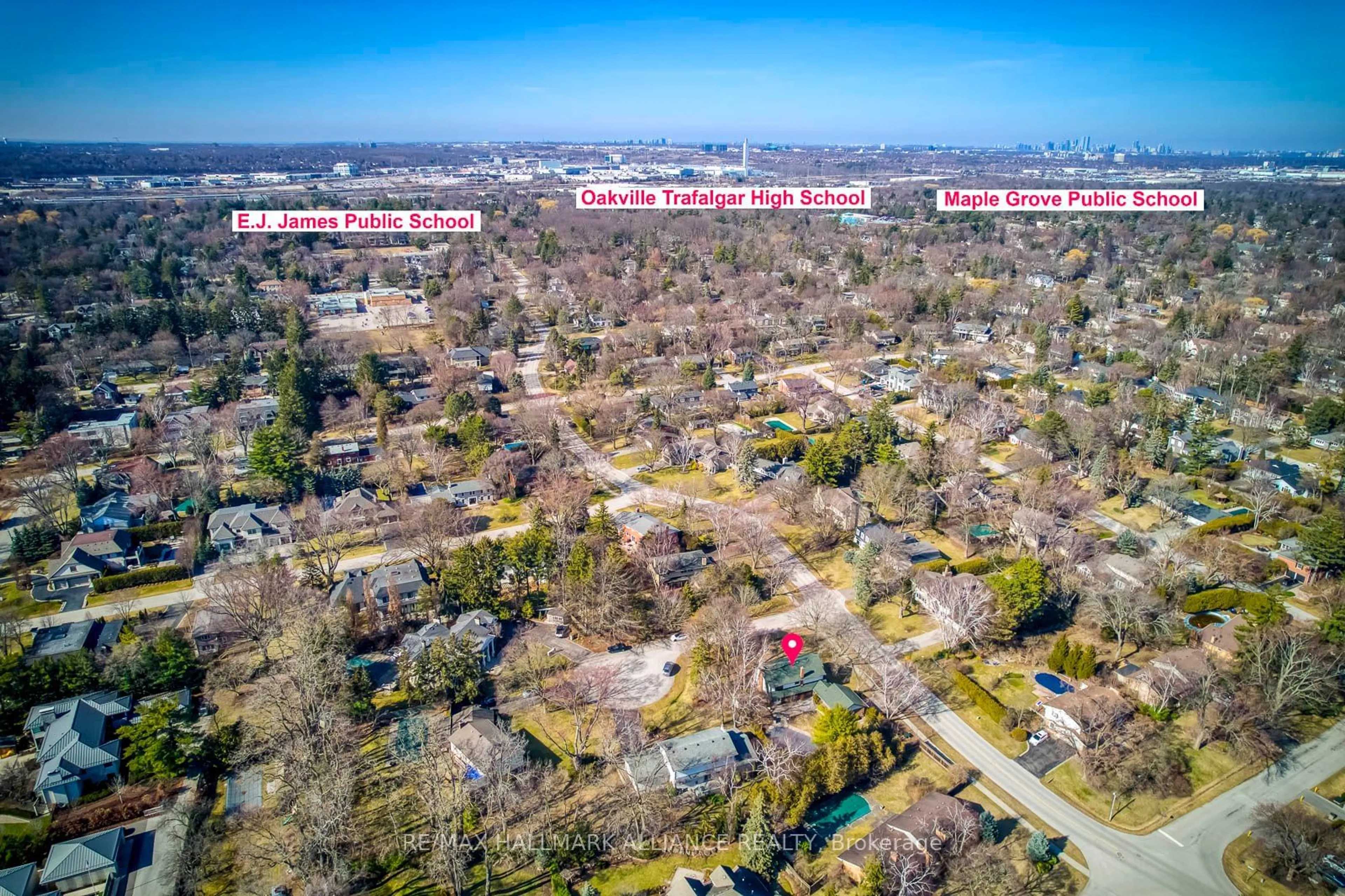 A pic from outside/outdoor area/front of a property/back of a property/a pic from drone, street for 134 Abbey Crt, Oakville Ontario L6J 4L1