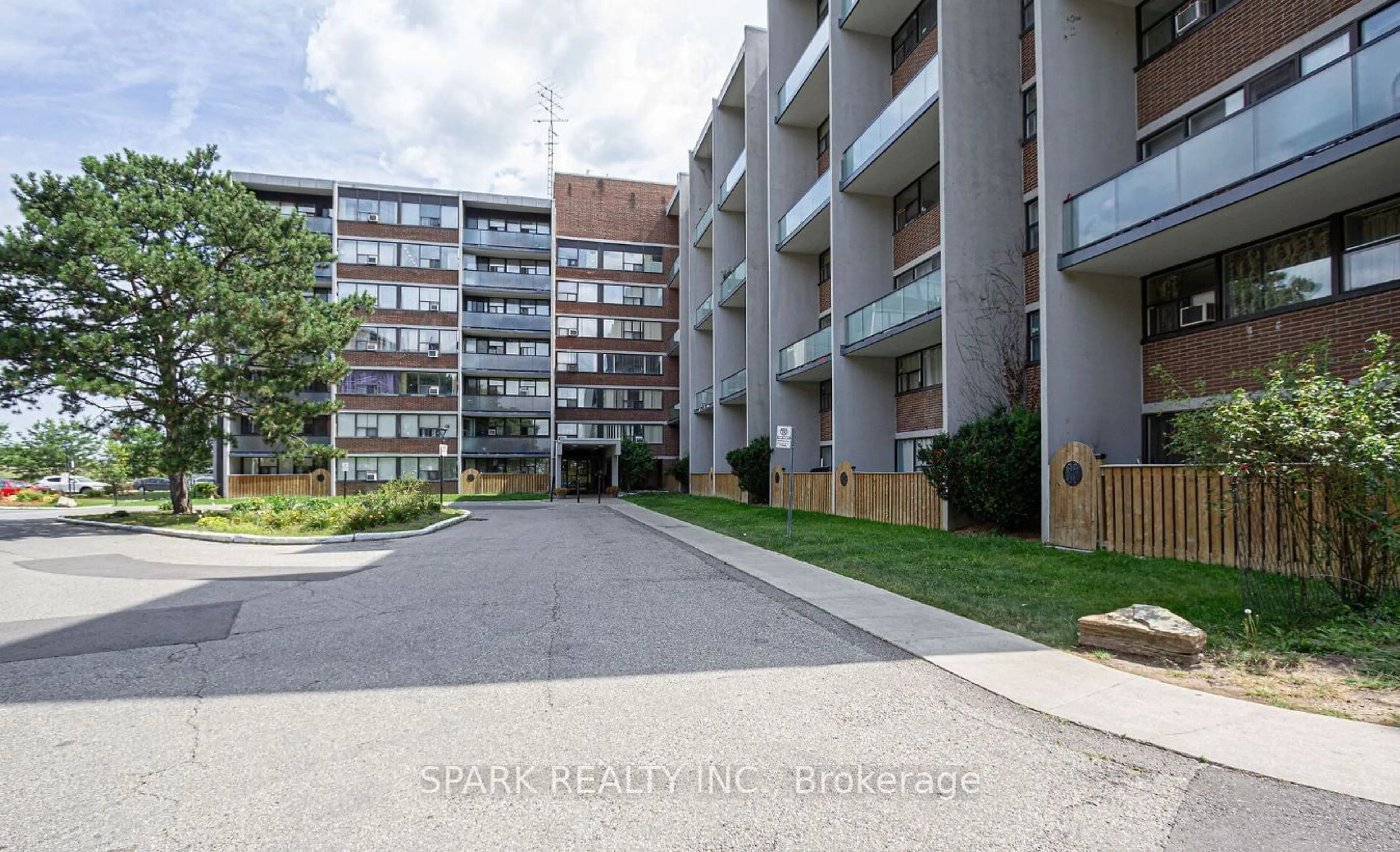 Patio, street for 2121 Roche Crt #301, Mississauga Ontario L5K 2C7