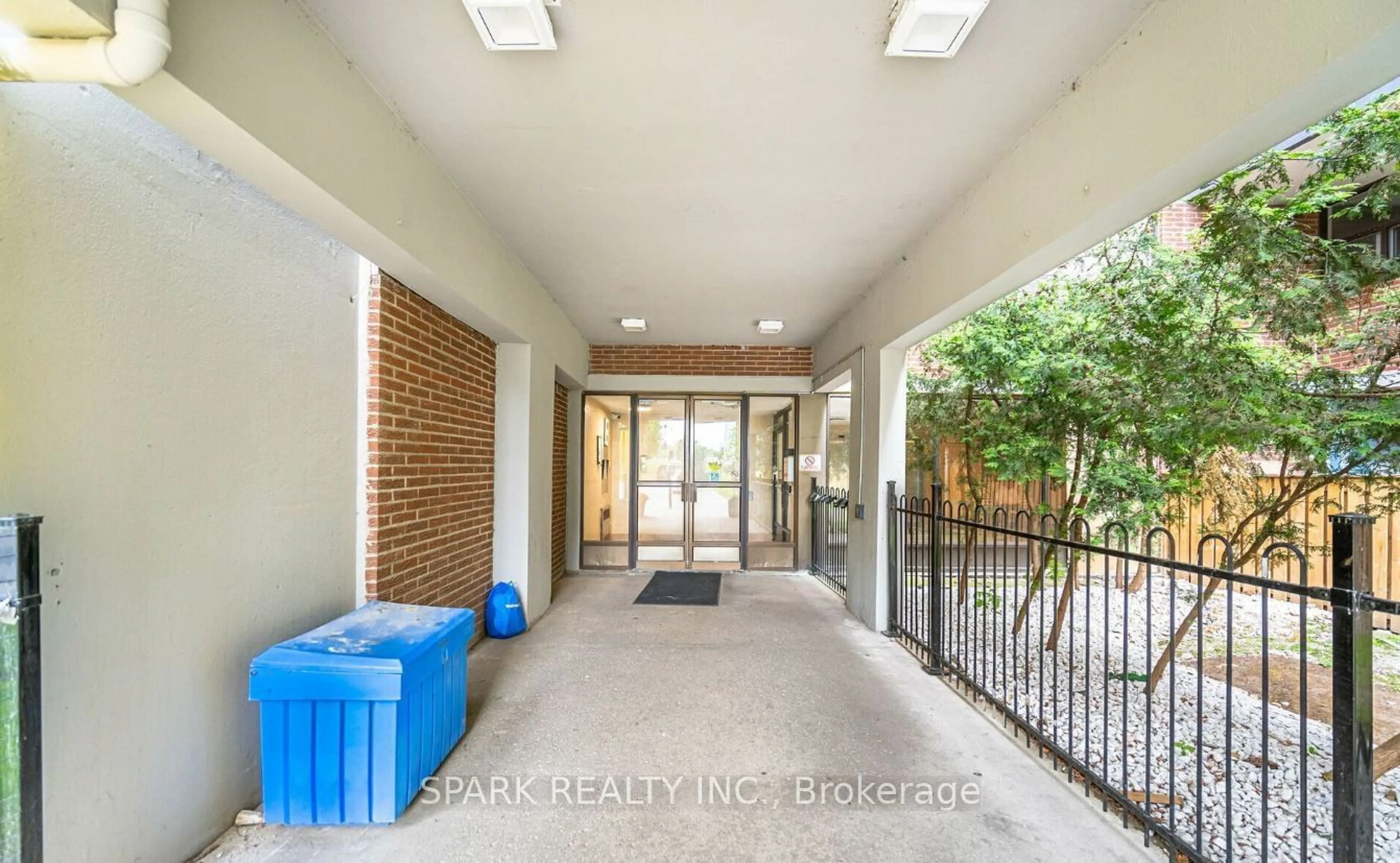 Indoor foyer for 2121 Roche Crt #301, Mississauga Ontario L5K 2C7