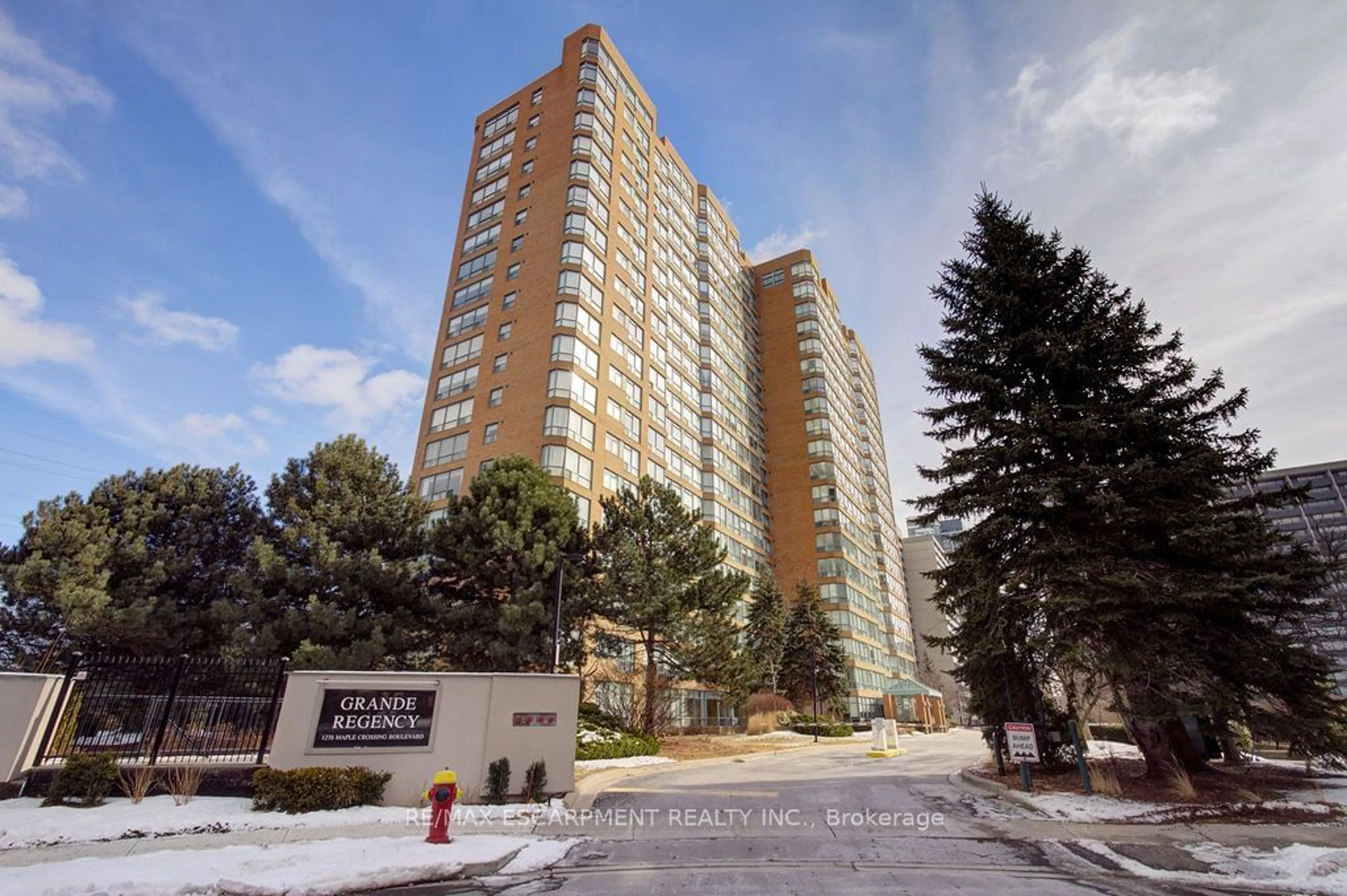 Indoor foyer for 1276 Maple Crossing Blvd #607, Burlington Ontario L7S 2J9