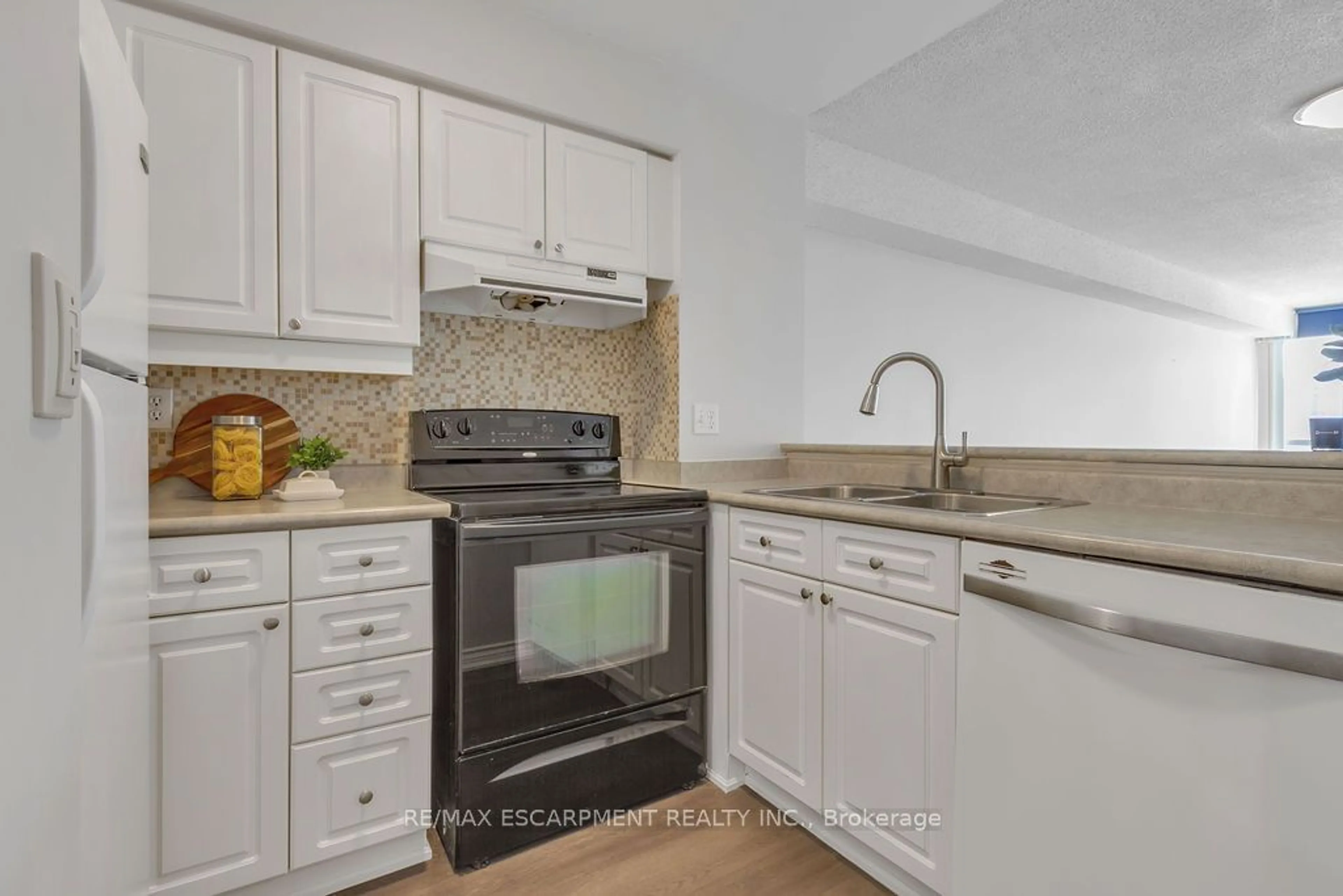 Standard kitchen, ceramic/tile floor for 1276 Maple Crossing Blvd #607, Burlington Ontario L7S 2J9